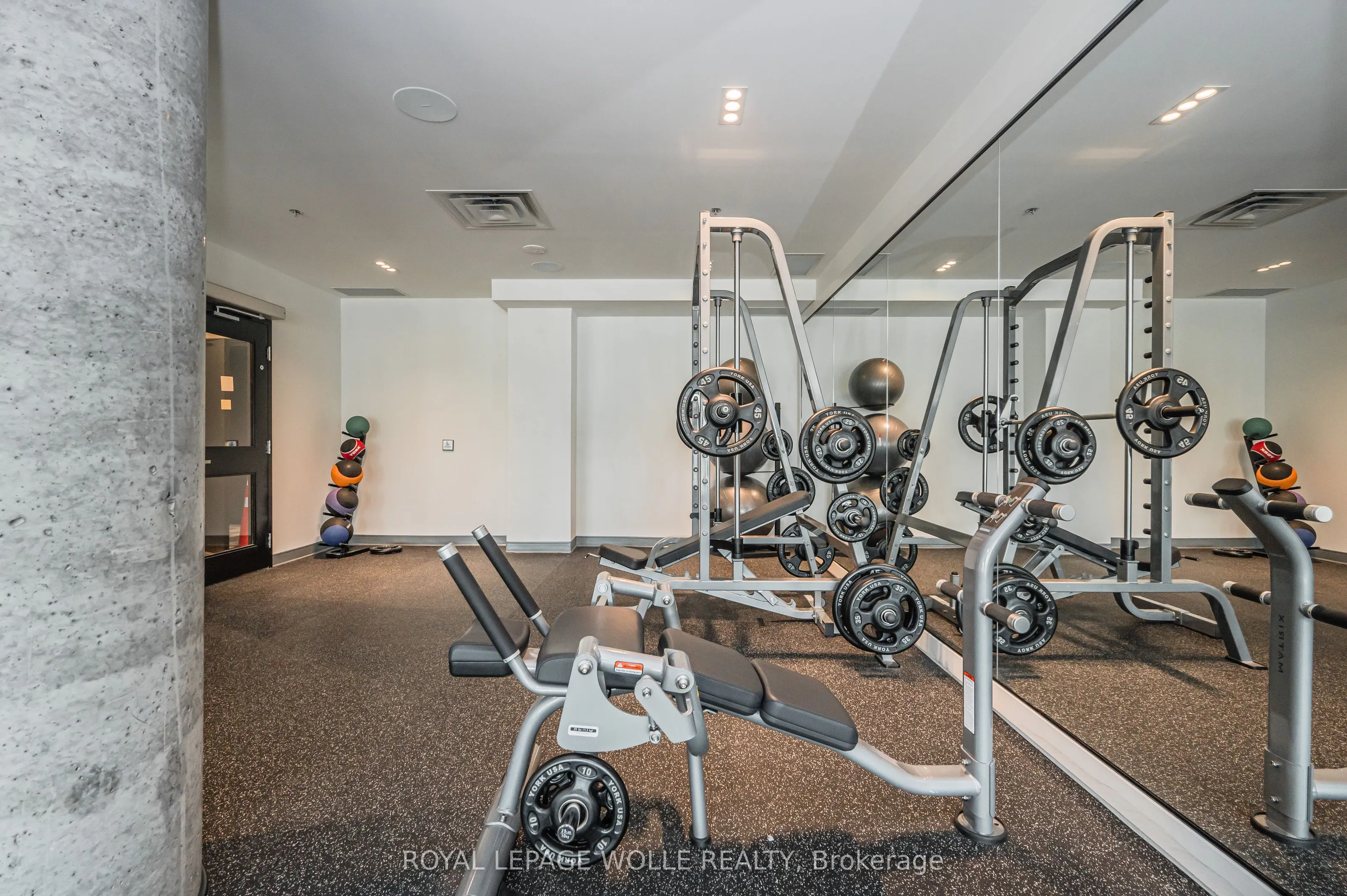 15 Wellington Street S, #907