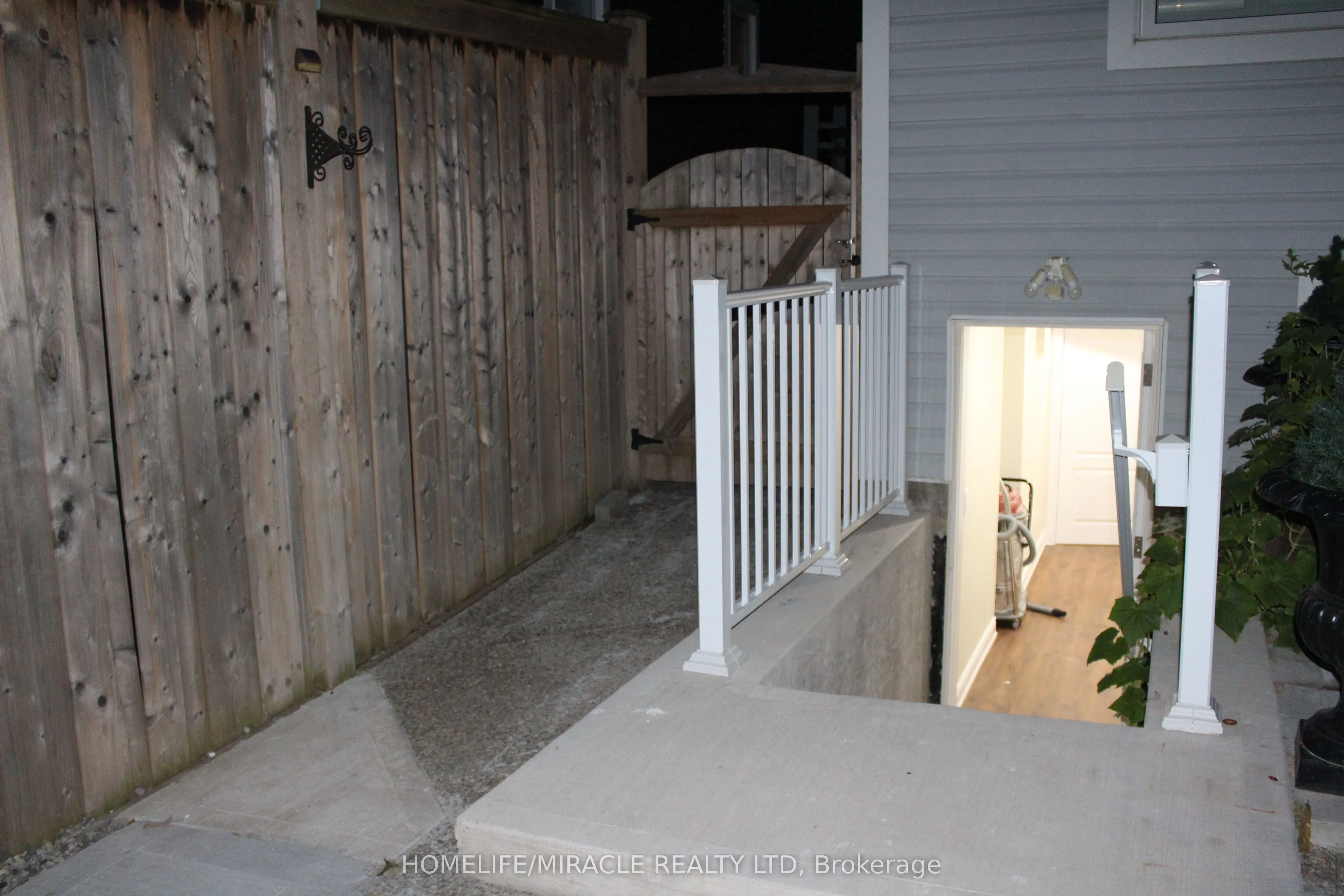 323 Falling Green Crescent, #b