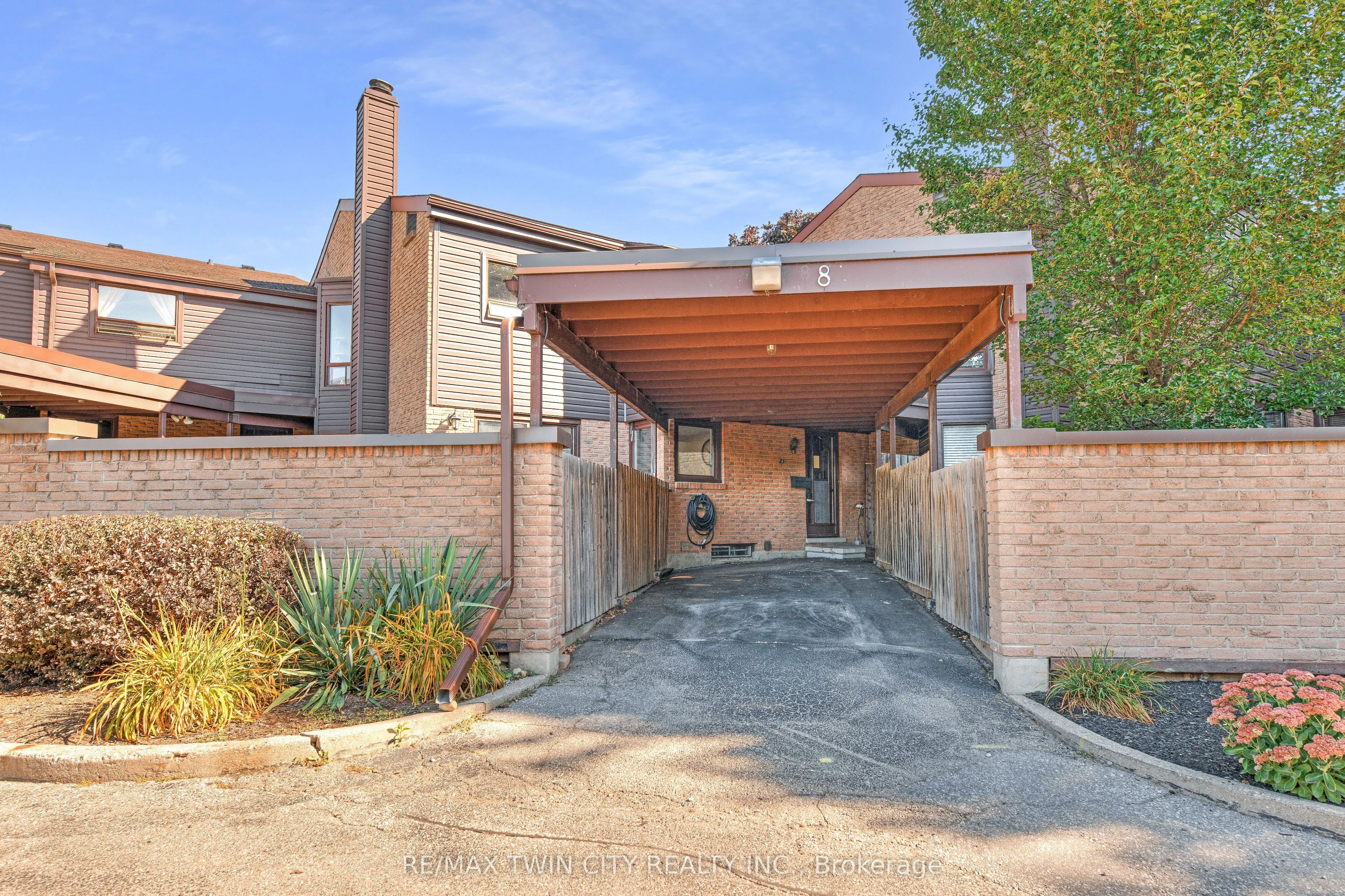 28 Underhill Crescent, #8