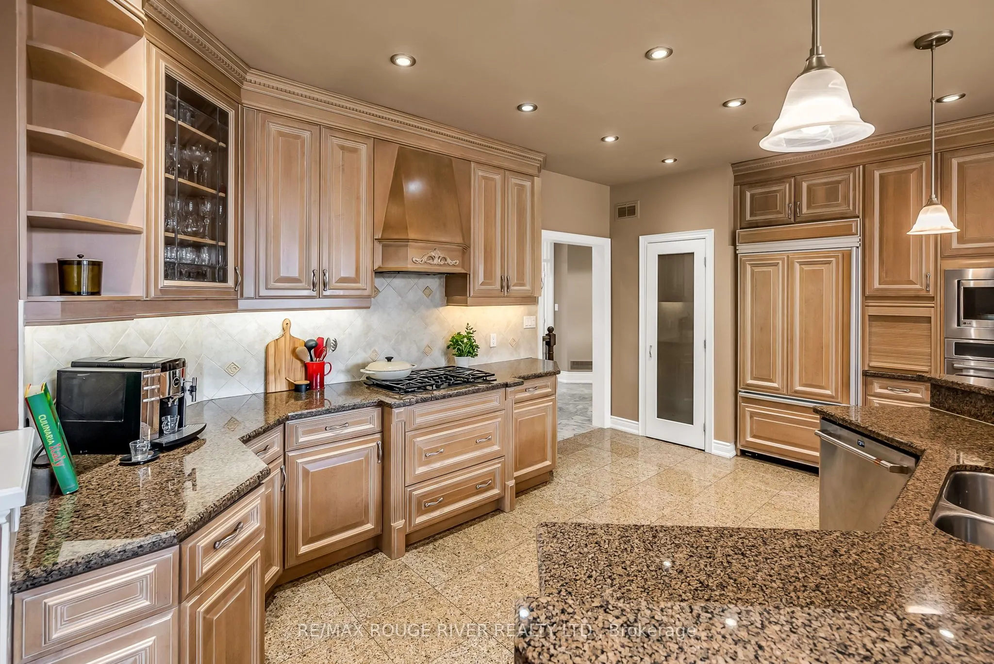 5 LYNDEN Court