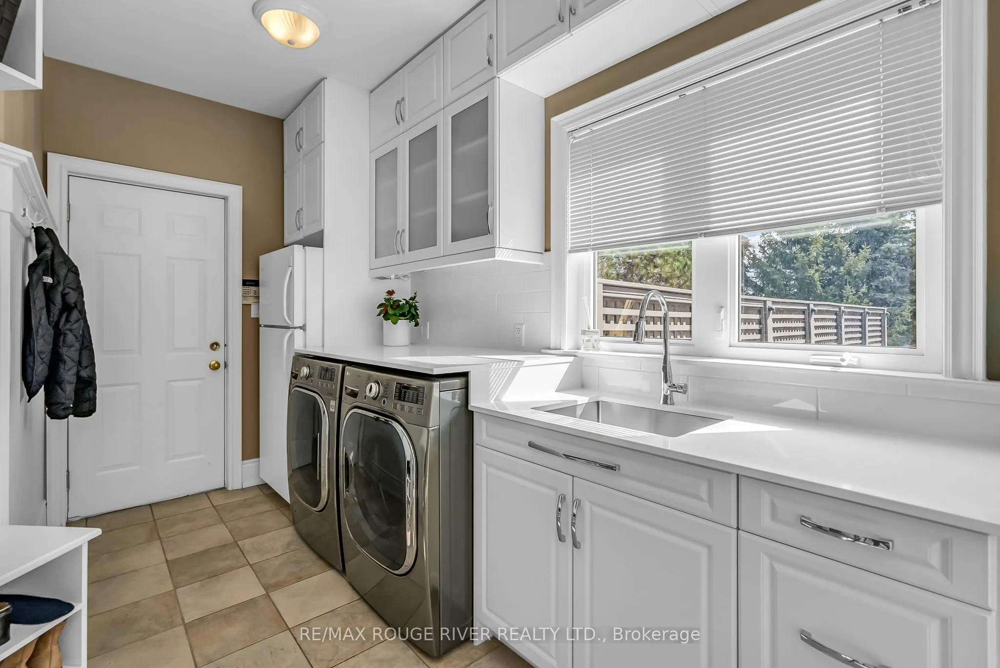 5 LYNDEN Court