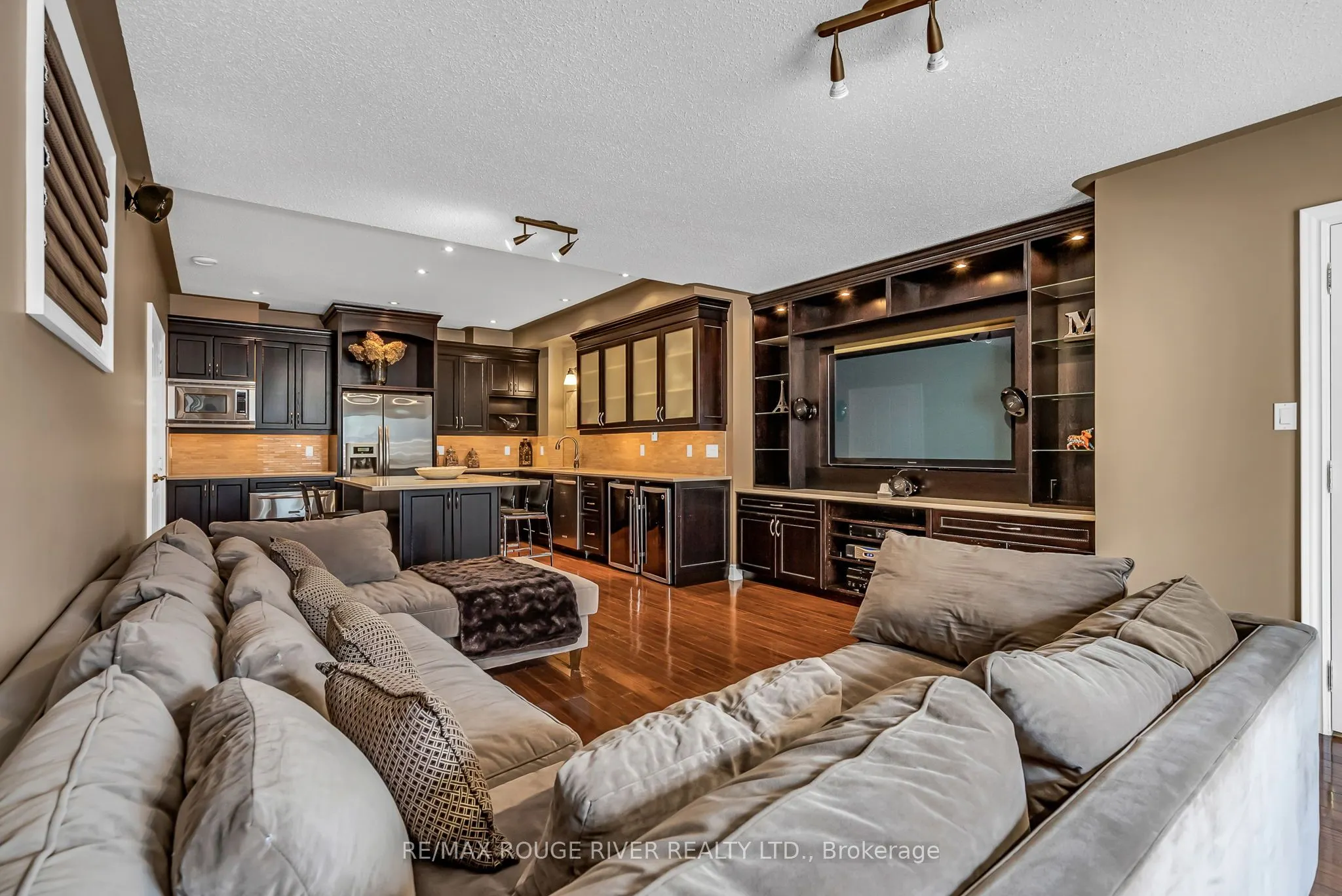 5 LYNDEN Court