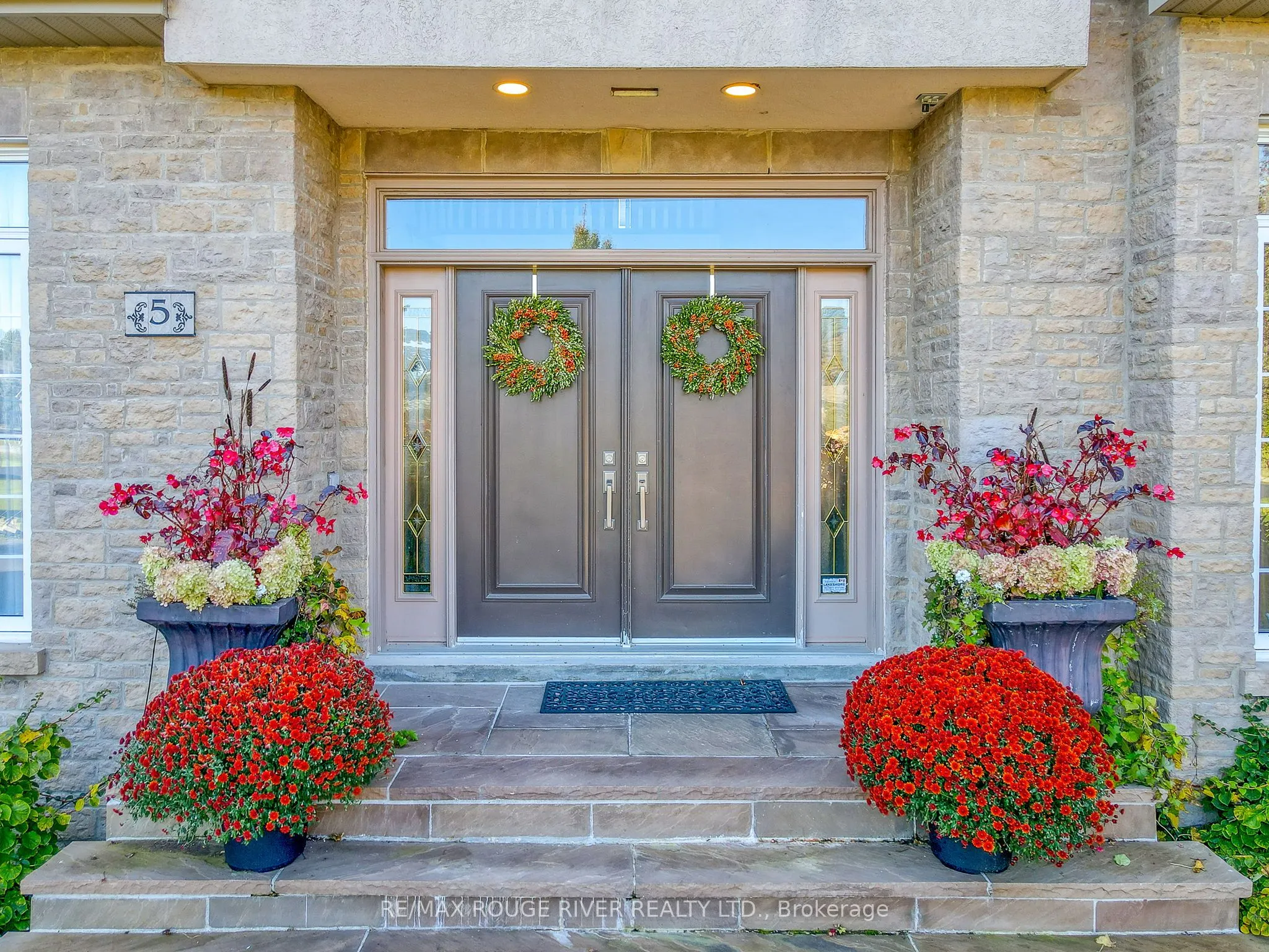5 LYNDEN Court