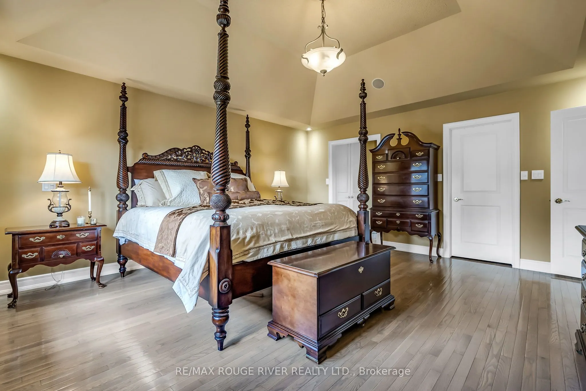 5 LYNDEN Court