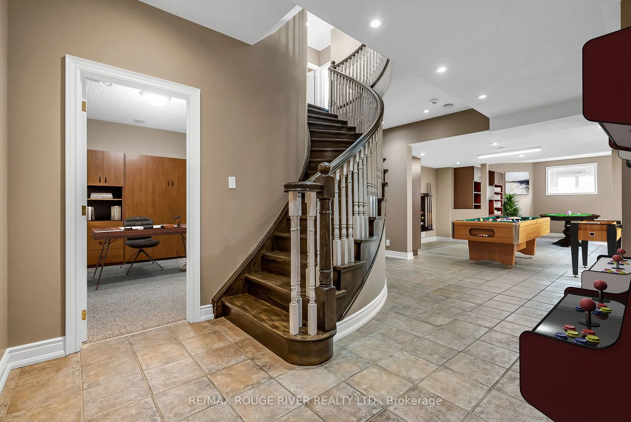 5 LYNDEN Court