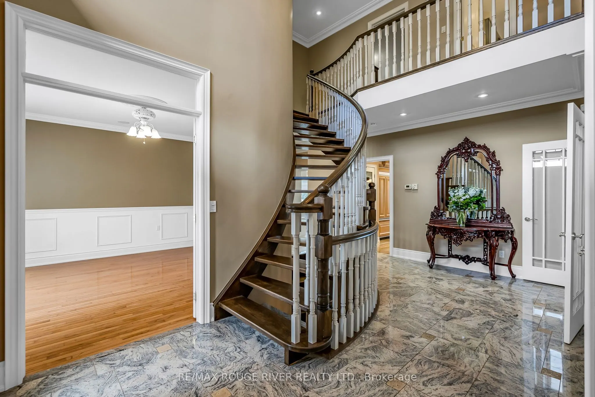 5 LYNDEN Court