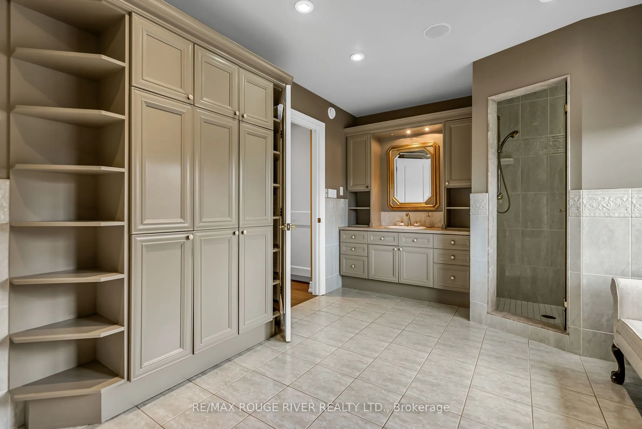 5 LYNDEN Court