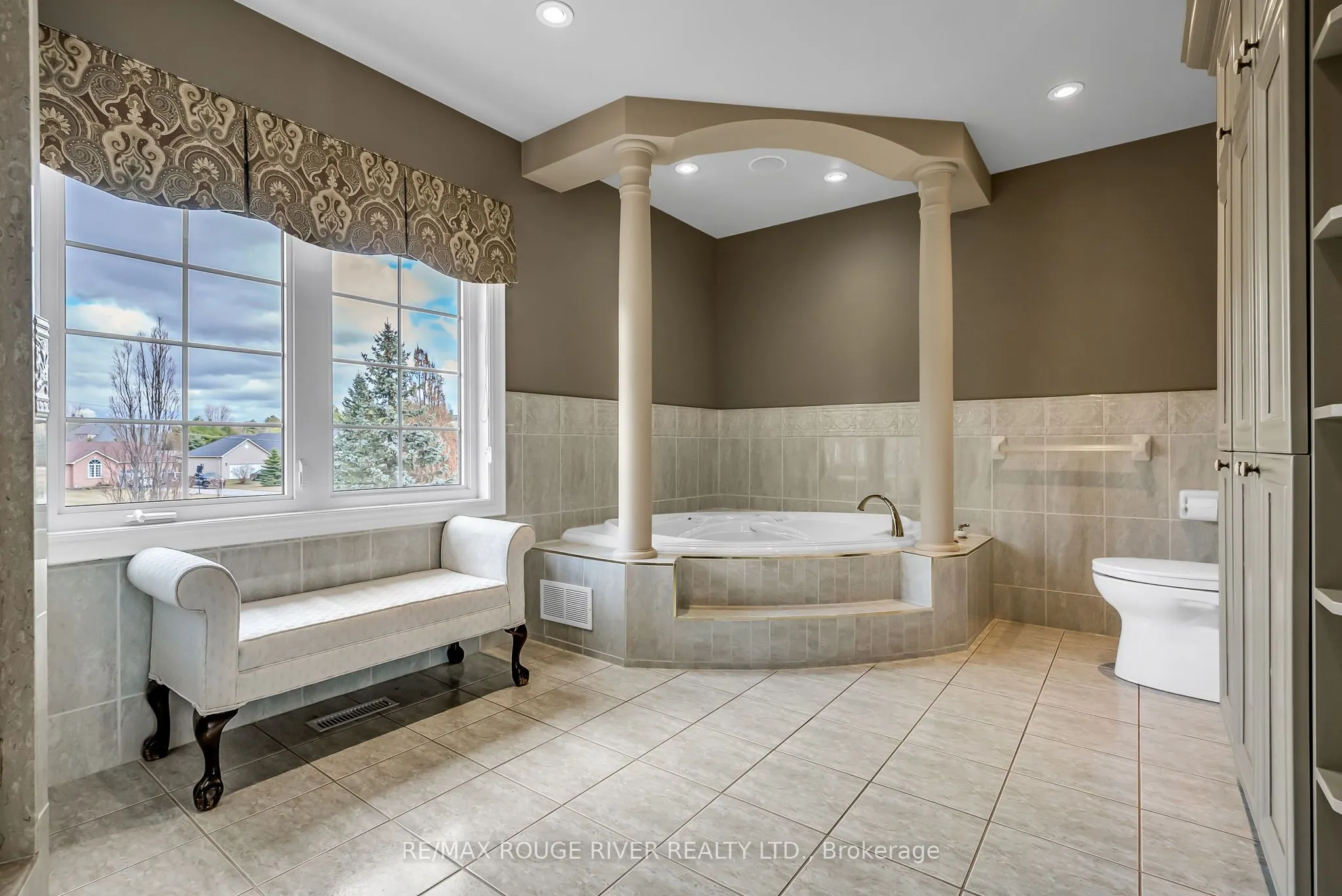 5 LYNDEN Court