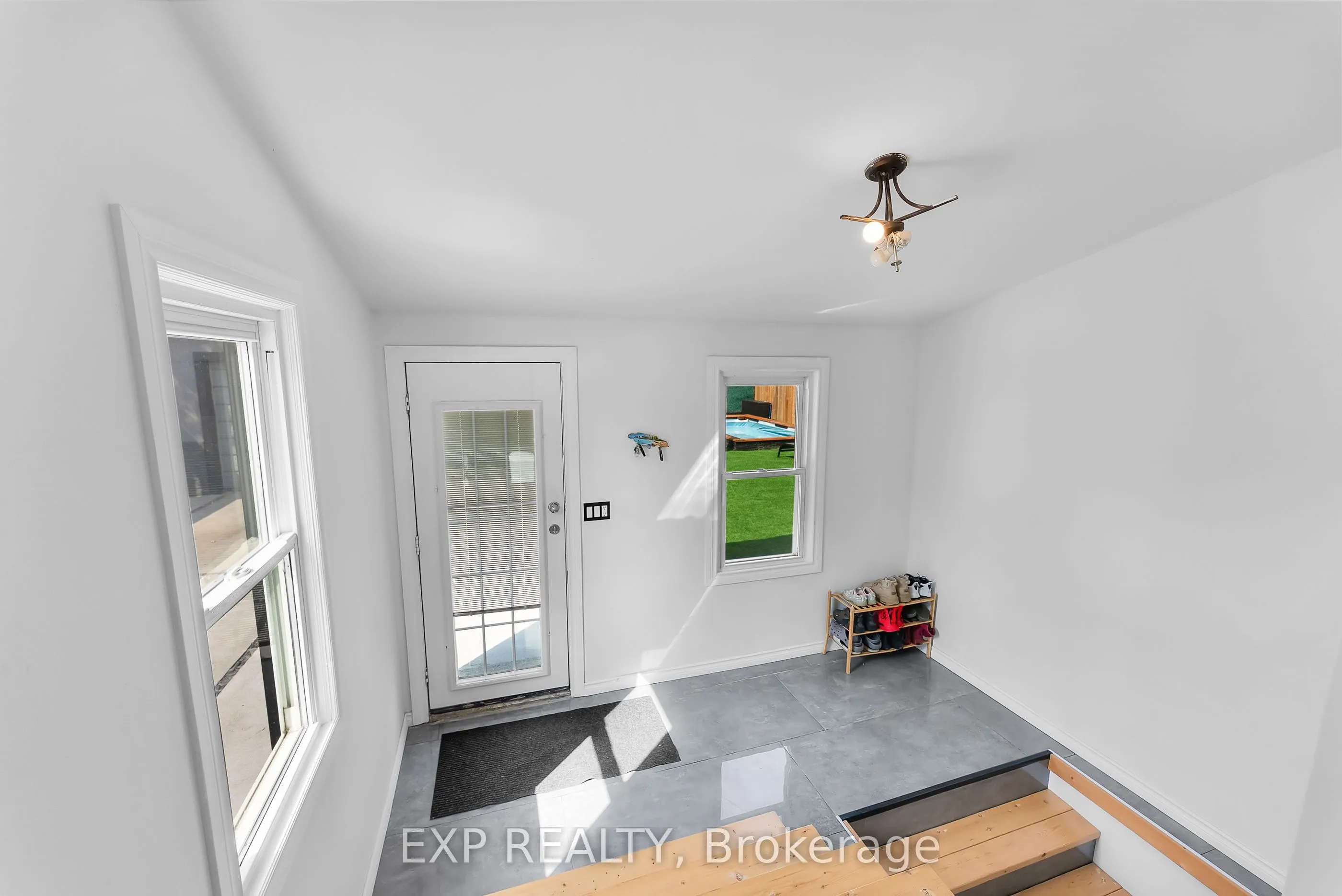 249 Wallace Avenue S