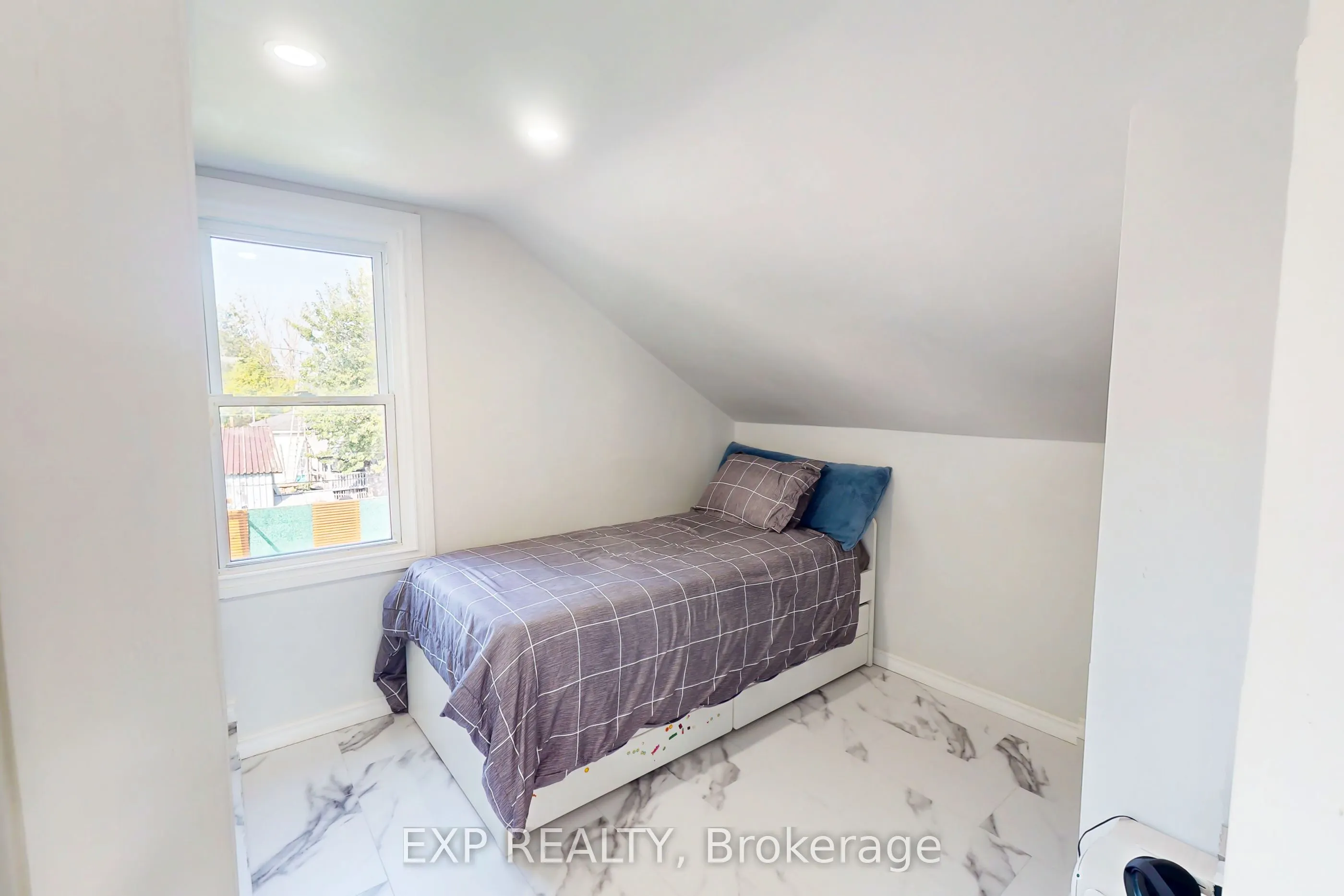 249 Wallace Avenue S
