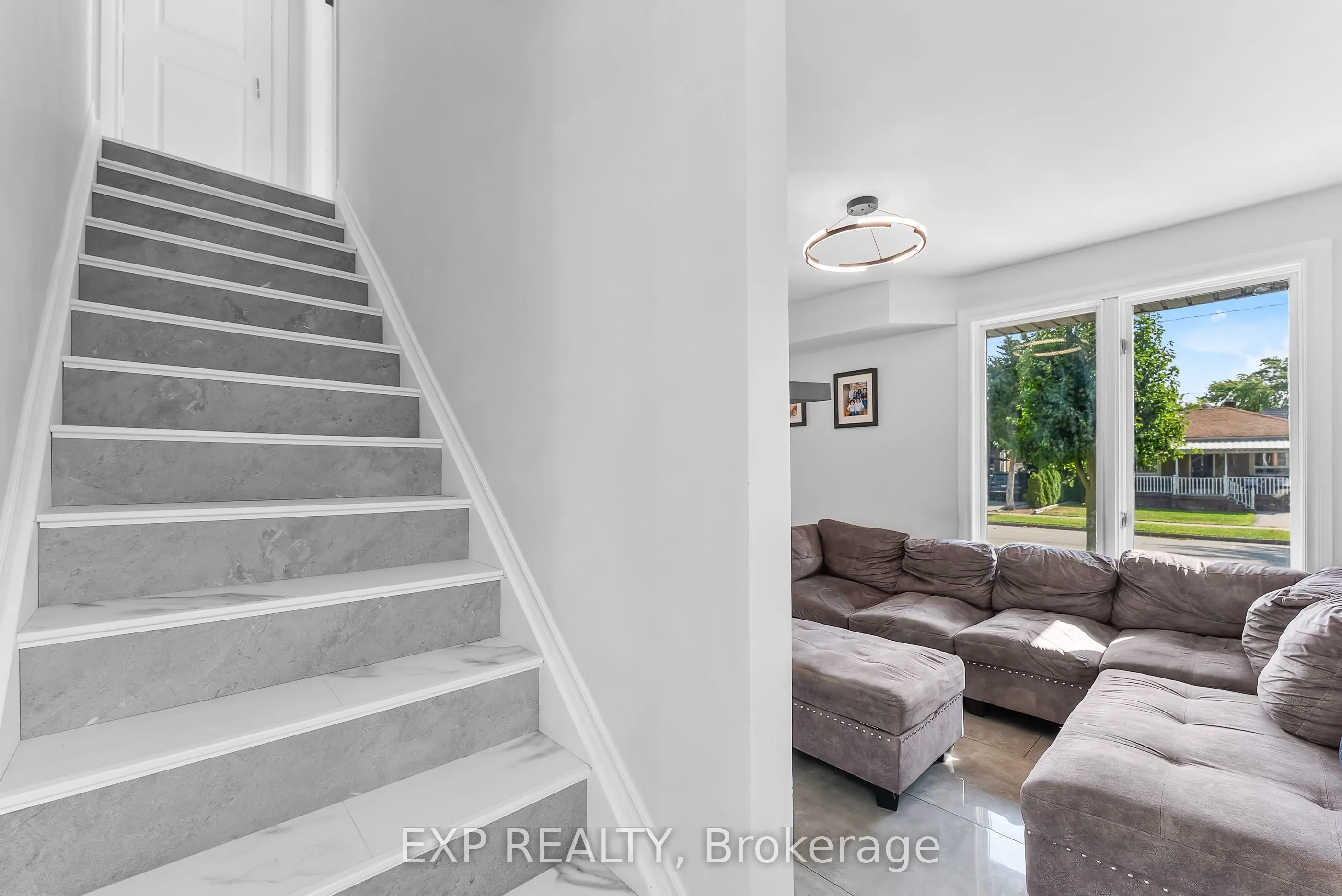 249 Wallace Avenue S