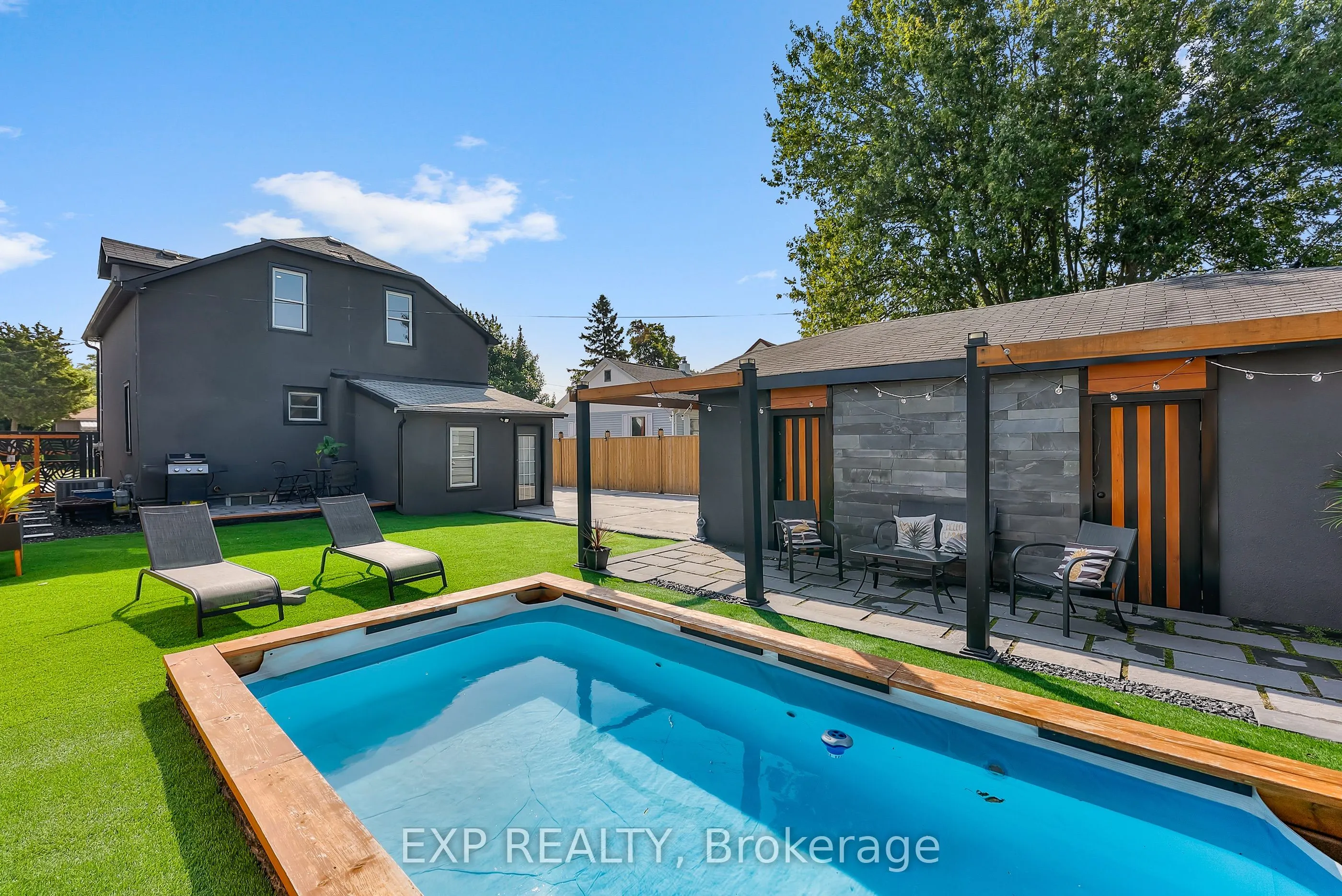 249 Wallace Avenue S