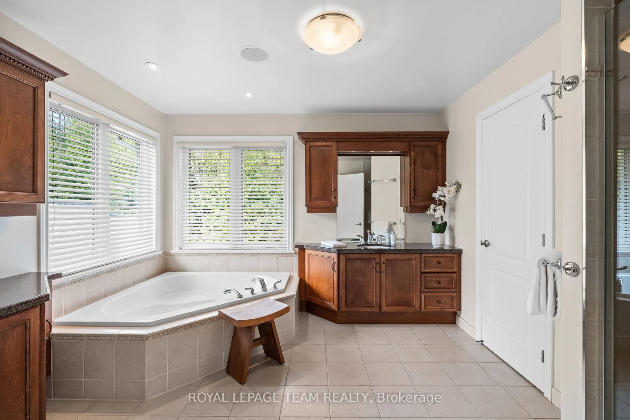 6005 Earlscourt Crescent