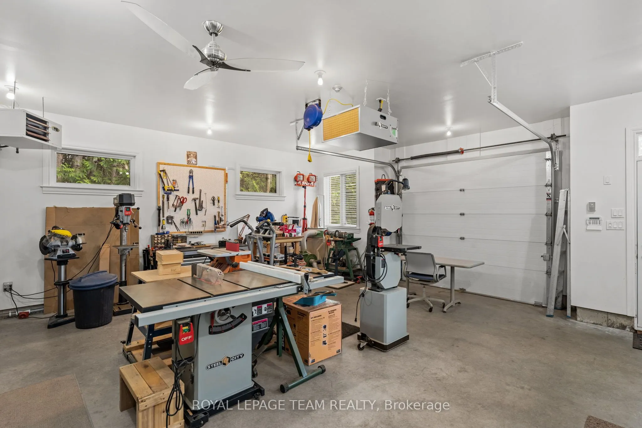 6005 Earlscourt Crescent