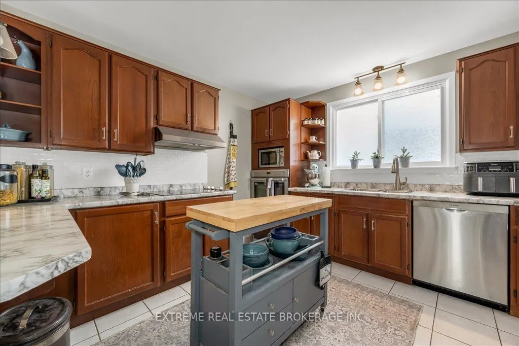 7583 Rainbow Crescent