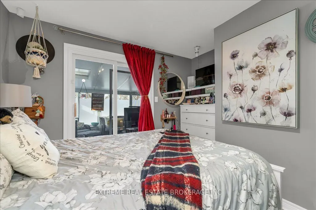 7583 Rainbow Crescent