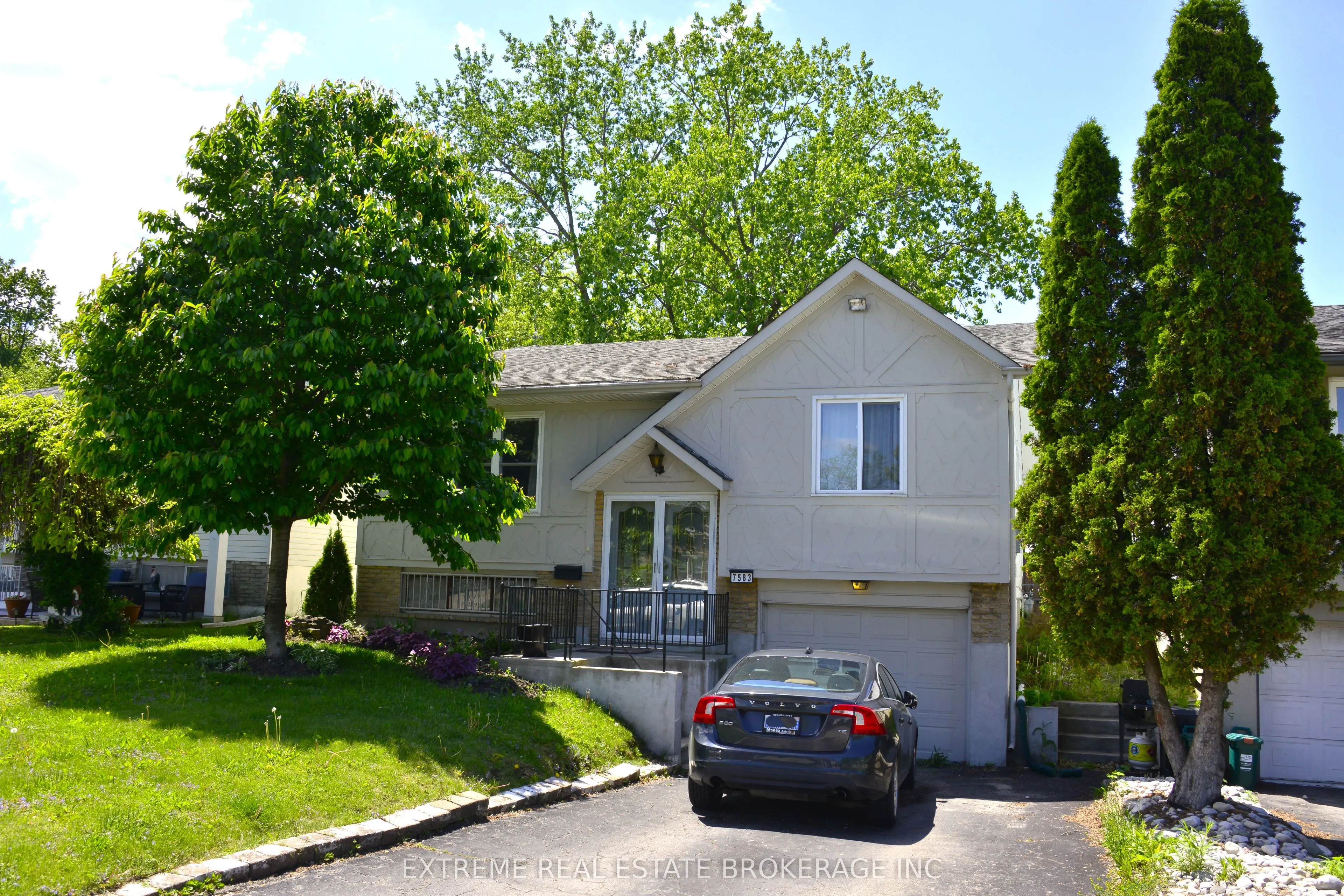 7583 Rainbow Crescent