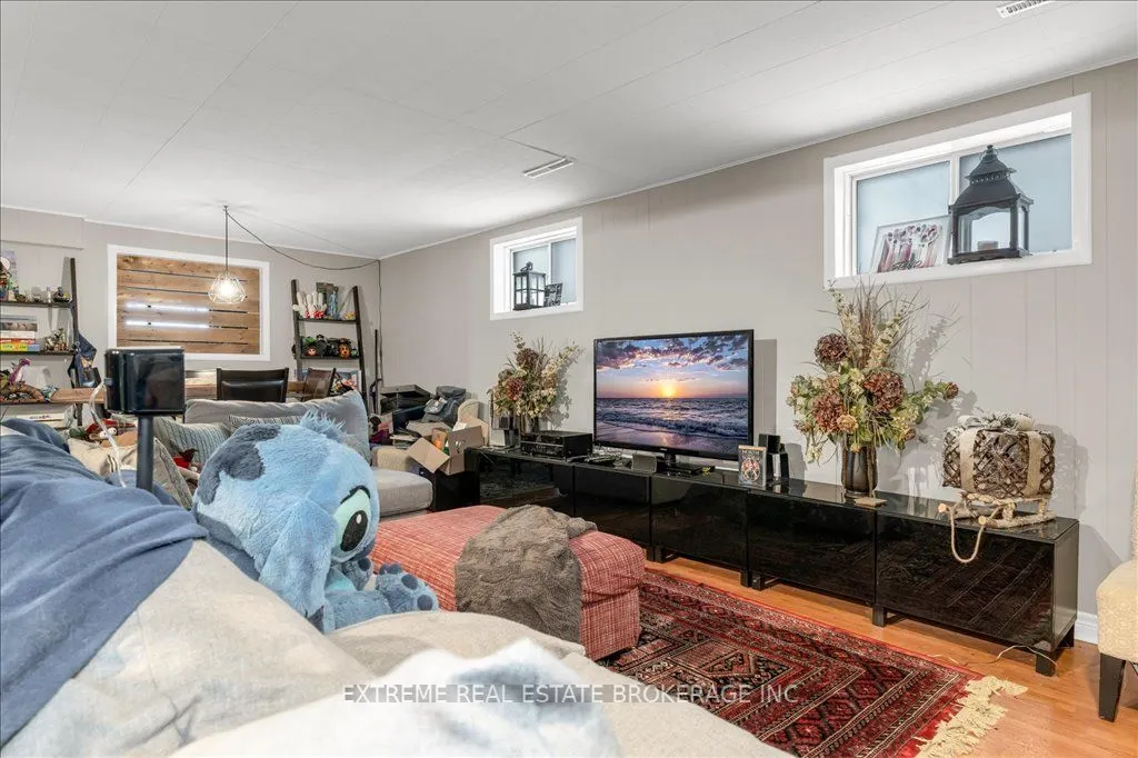 7583 Rainbow Crescent