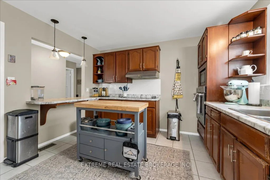 7583 Rainbow Crescent
