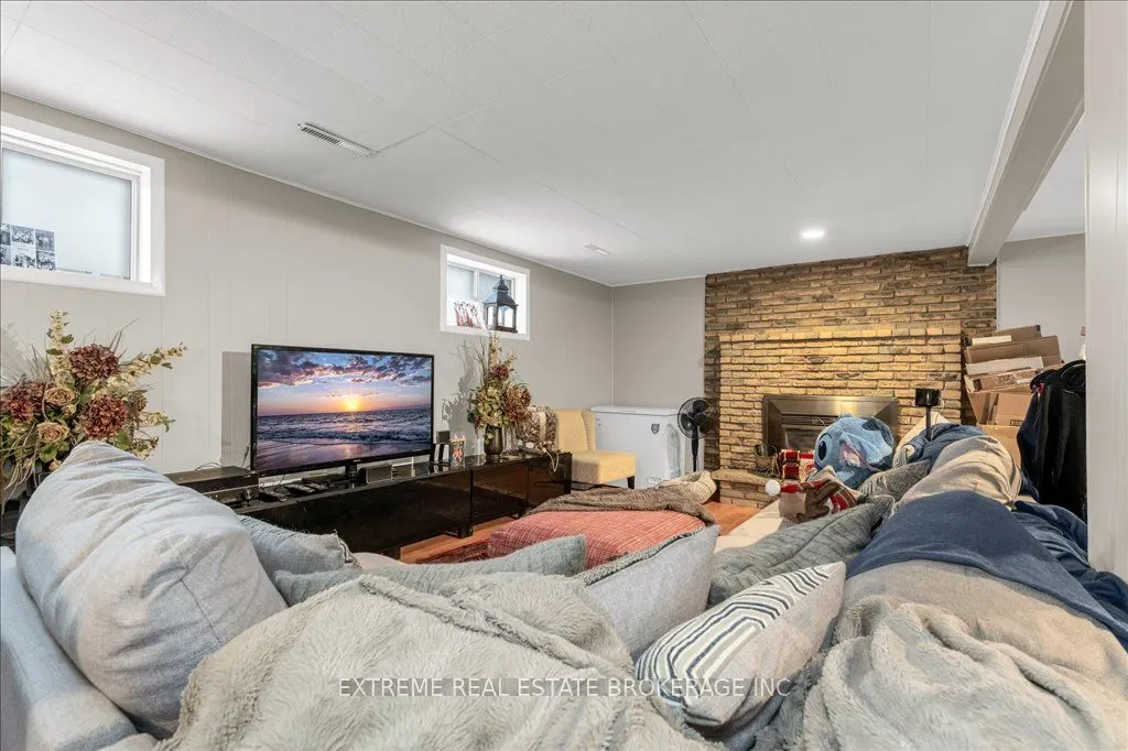 7583 Rainbow Crescent
