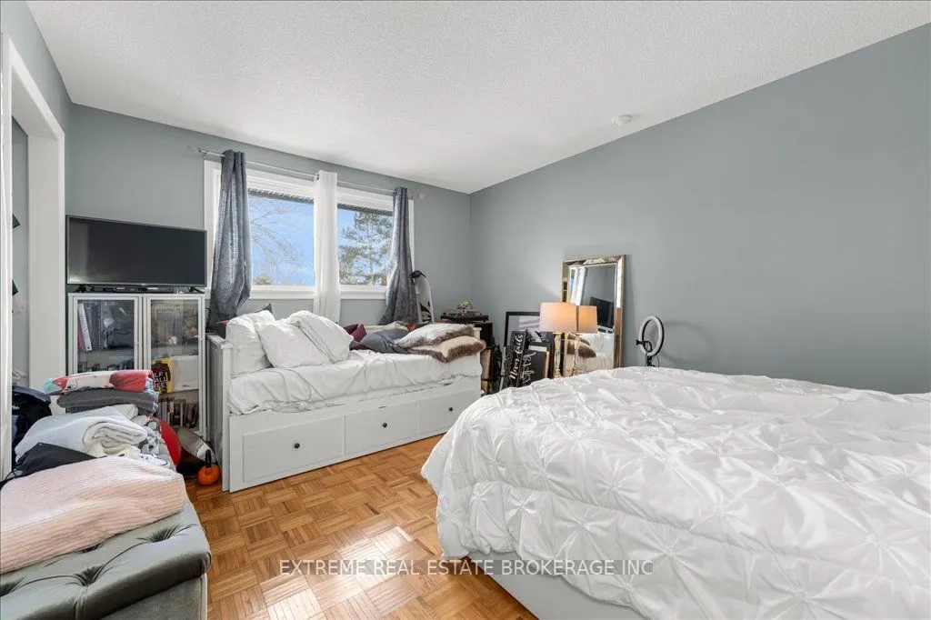 7583 Rainbow Crescent