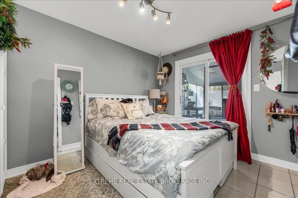 7583 Rainbow Crescent