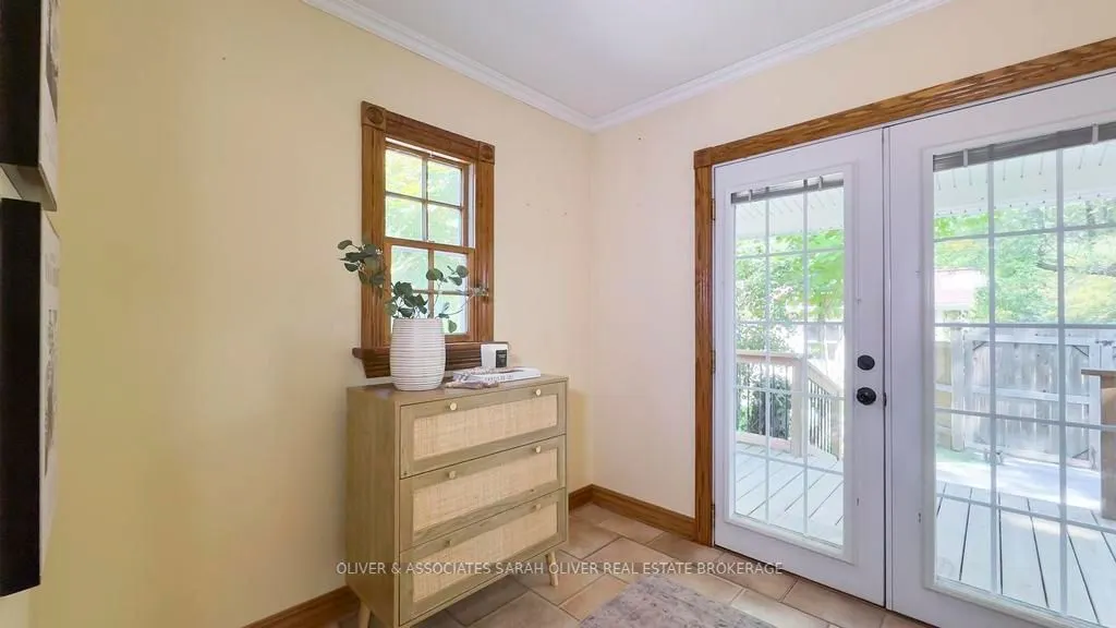 2487 Oxford Street W