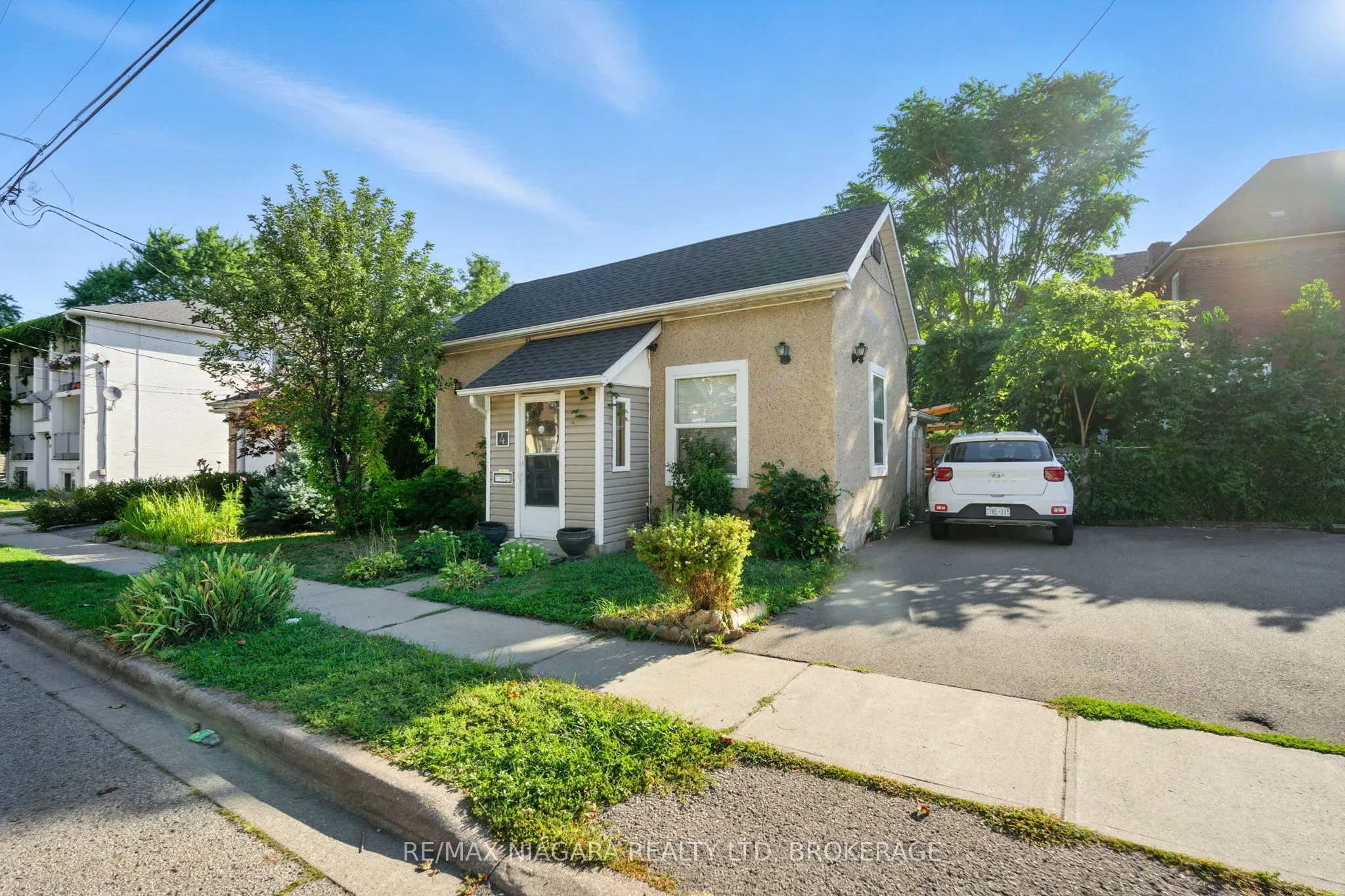 4 Woodland Avenue