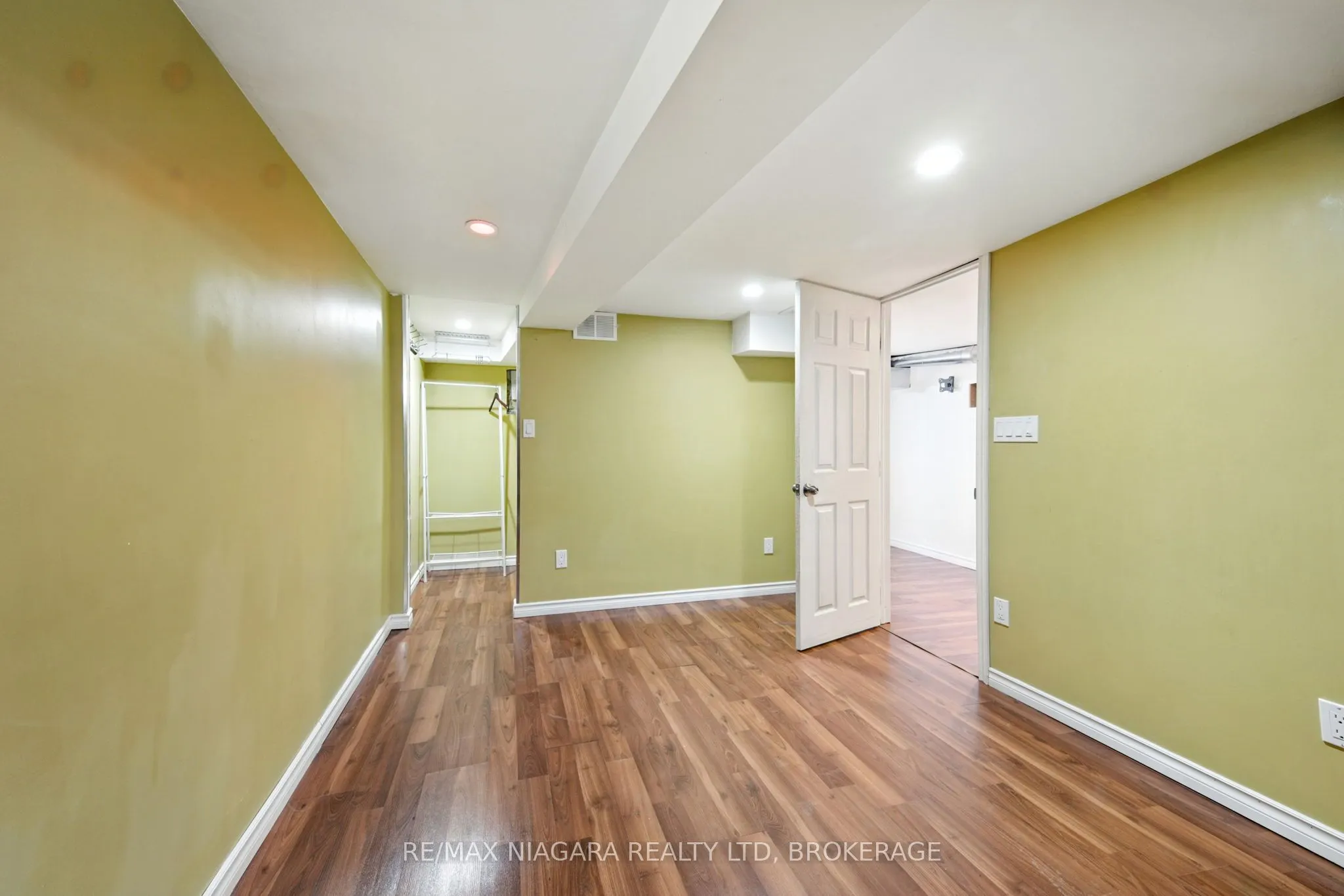 4 Woodland Avenue