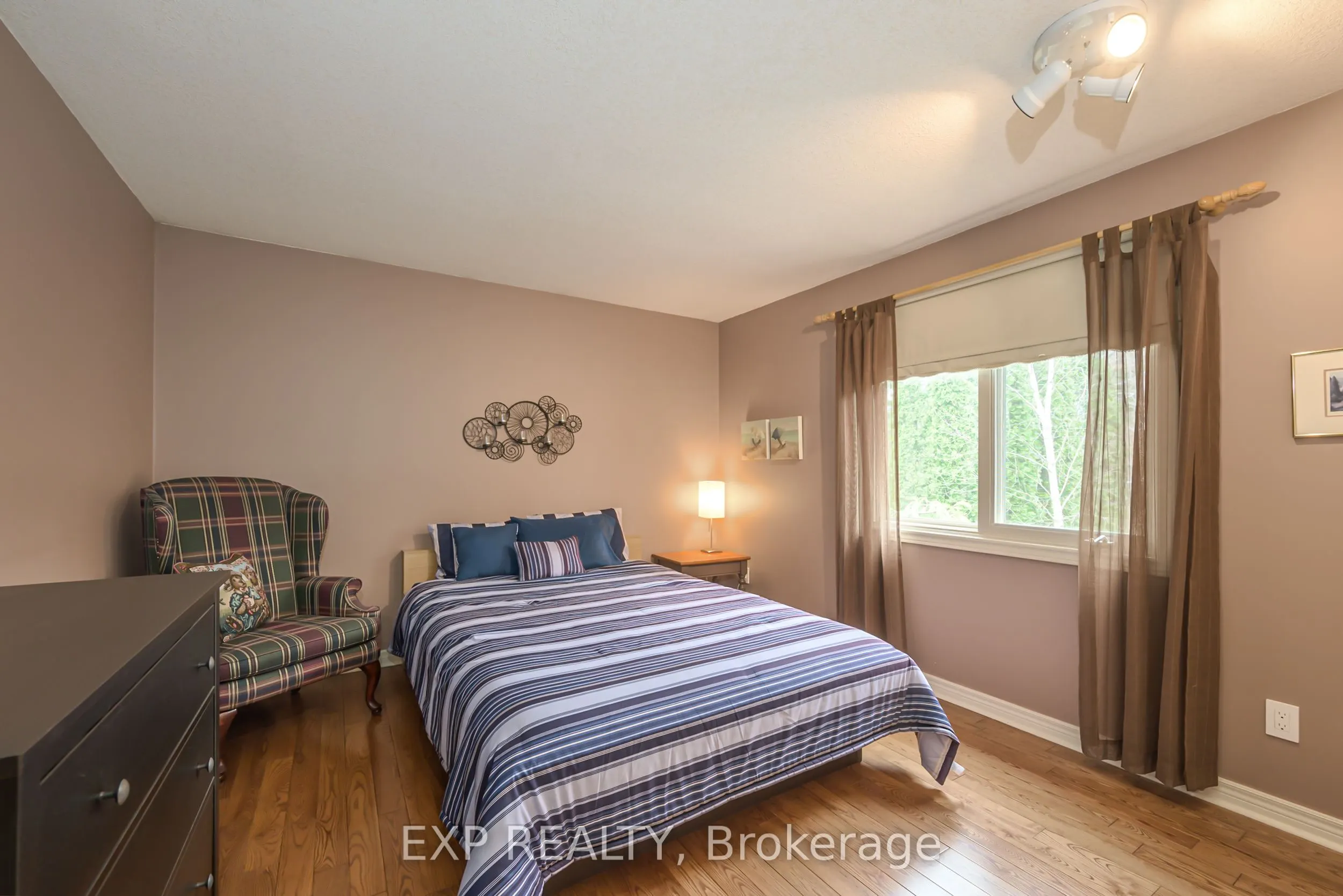 22 Glenridge Crescent