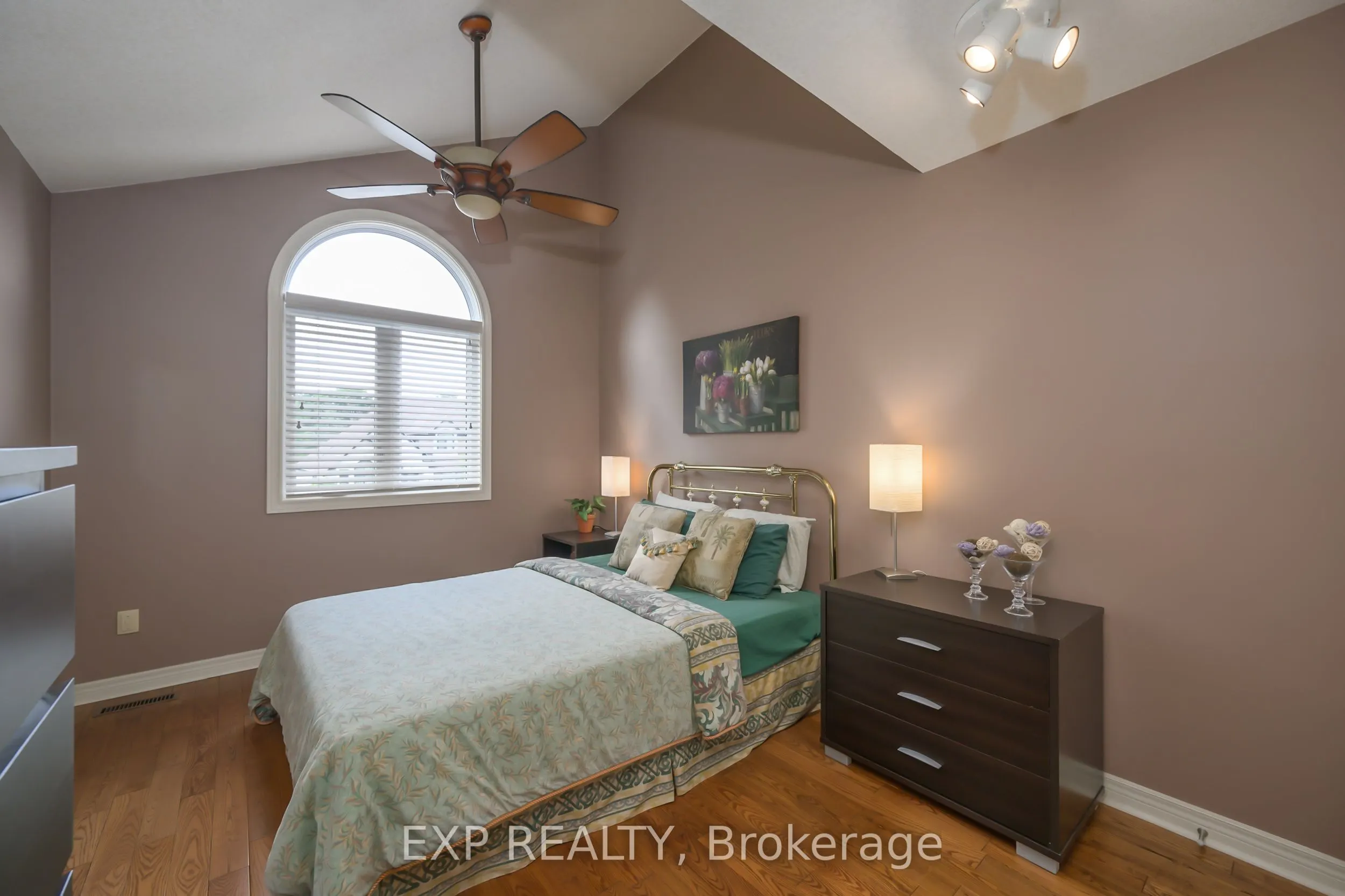 22 Glenridge Crescent