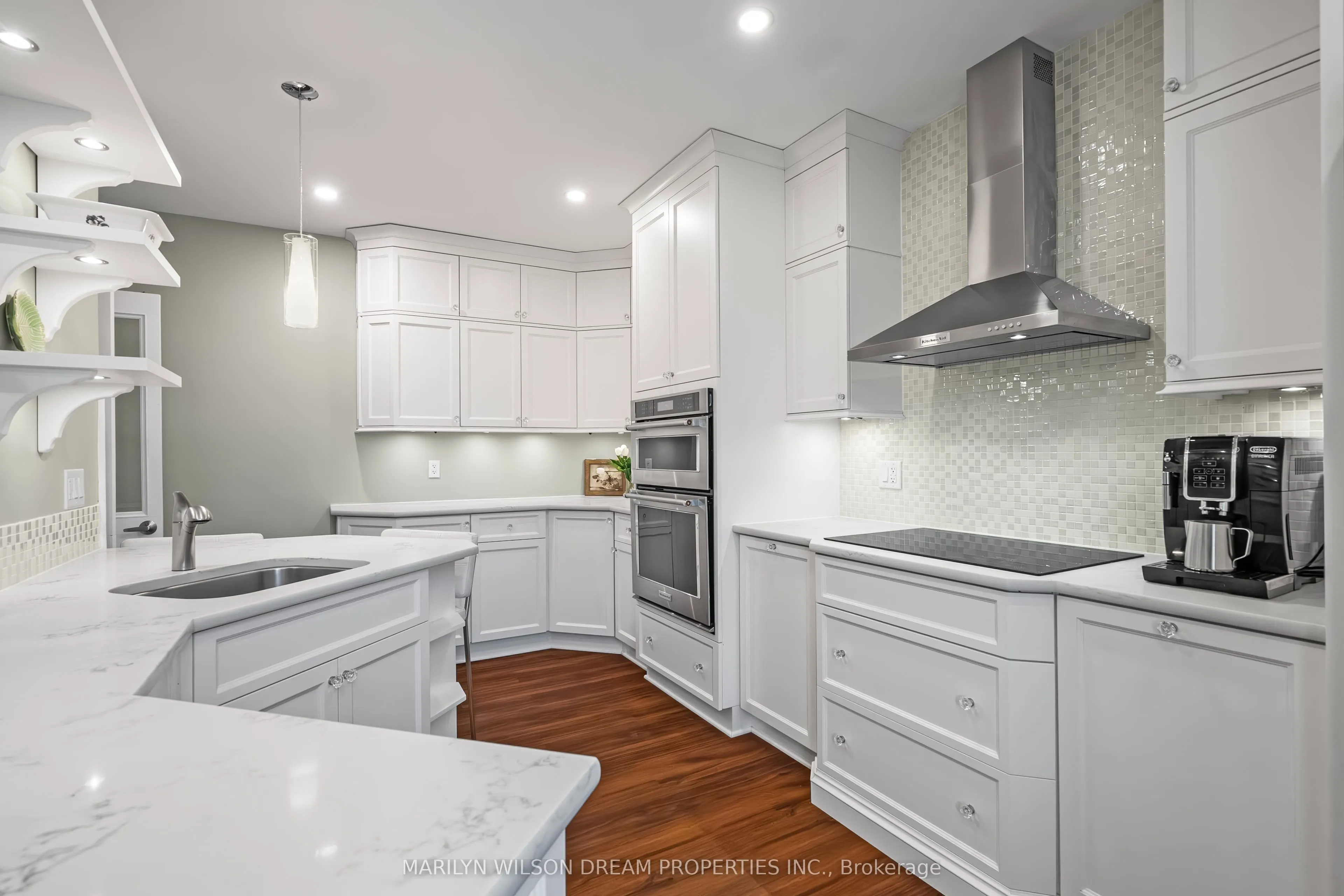 24 Lake Avenue W