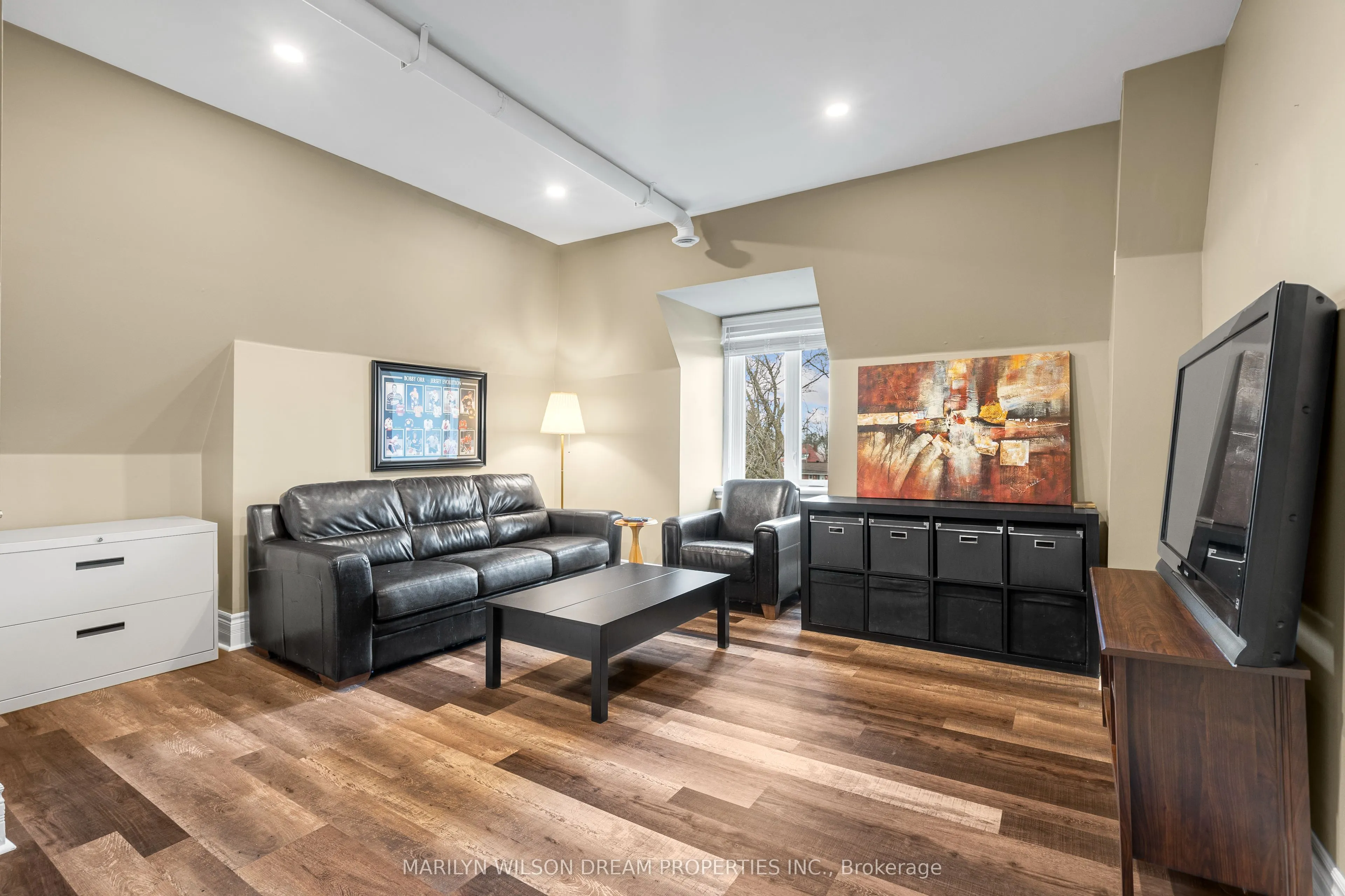 24 Lake Avenue W