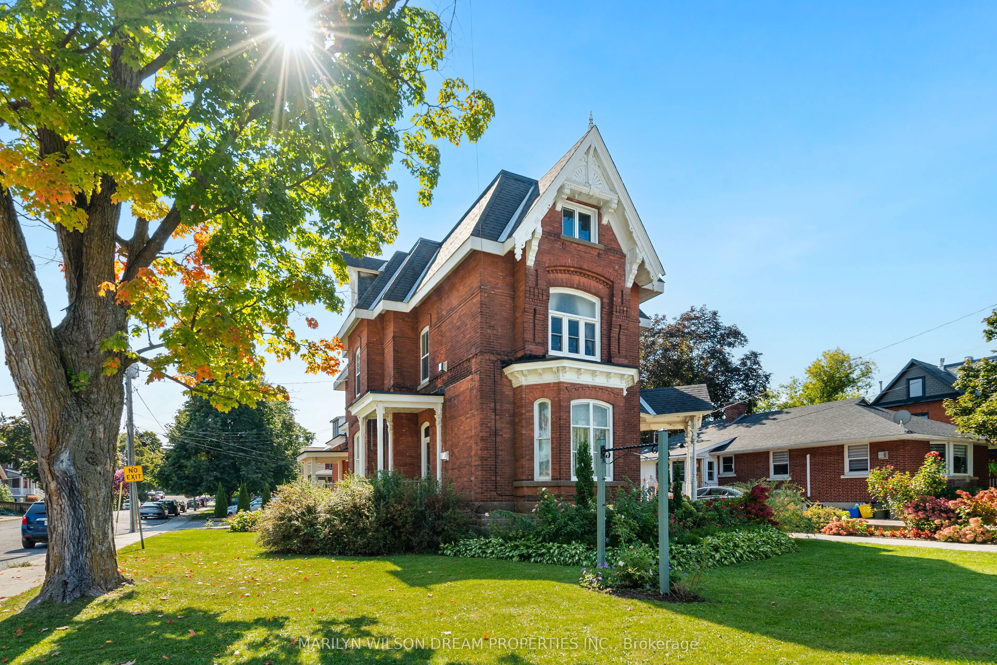 24 Lake Avenue W
