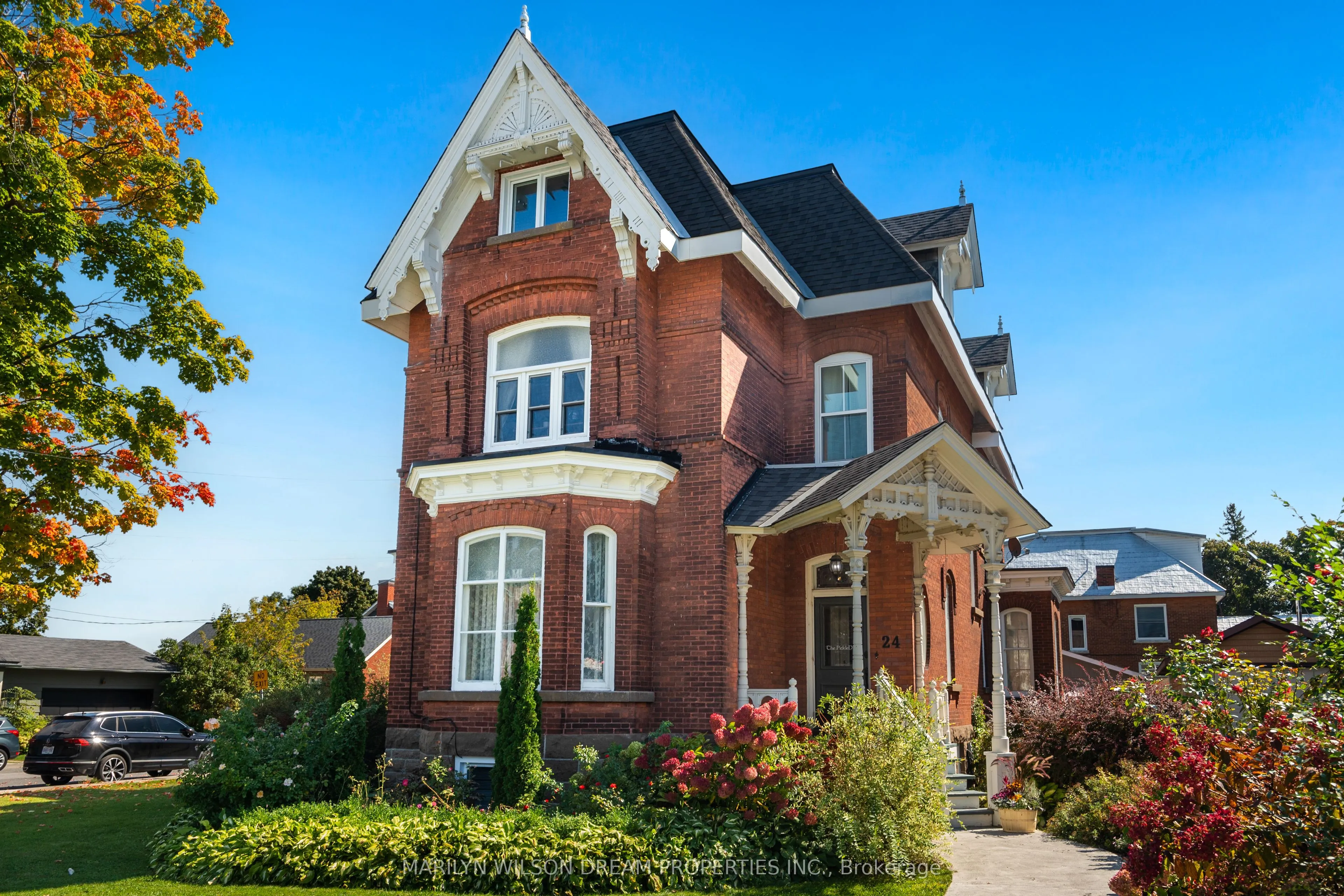 24 Lake Avenue W