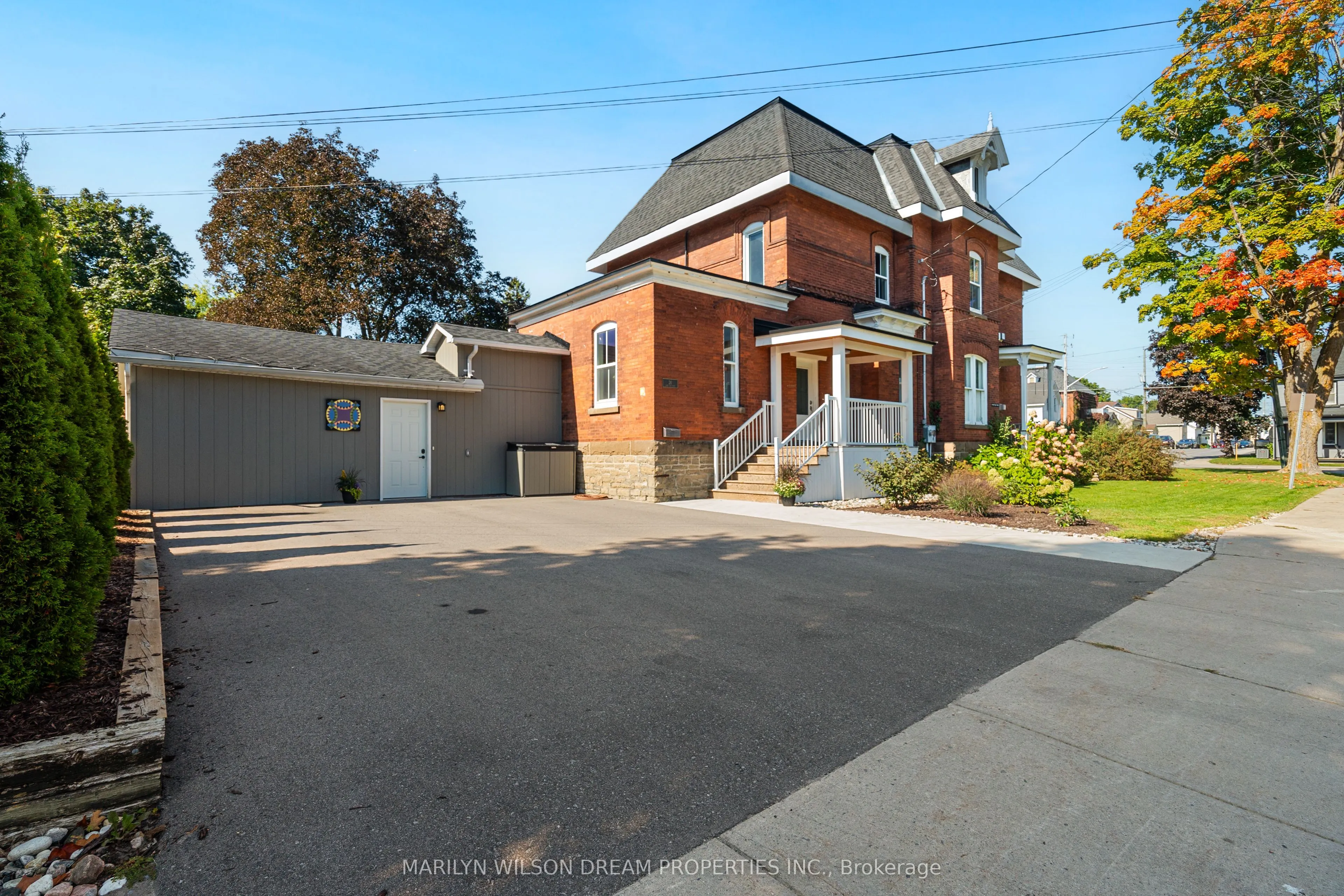 24 Lake Avenue W