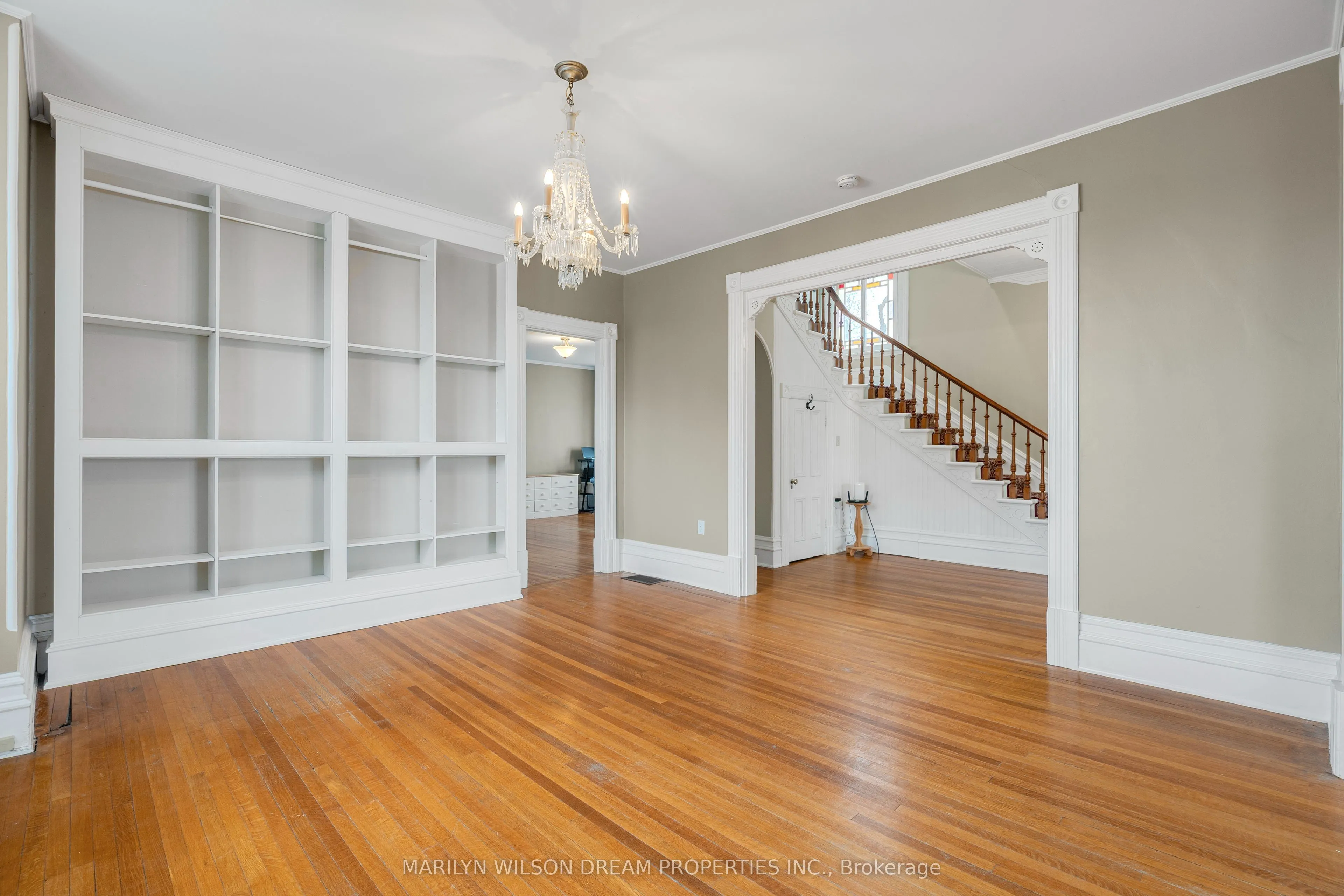 24 Lake Avenue W