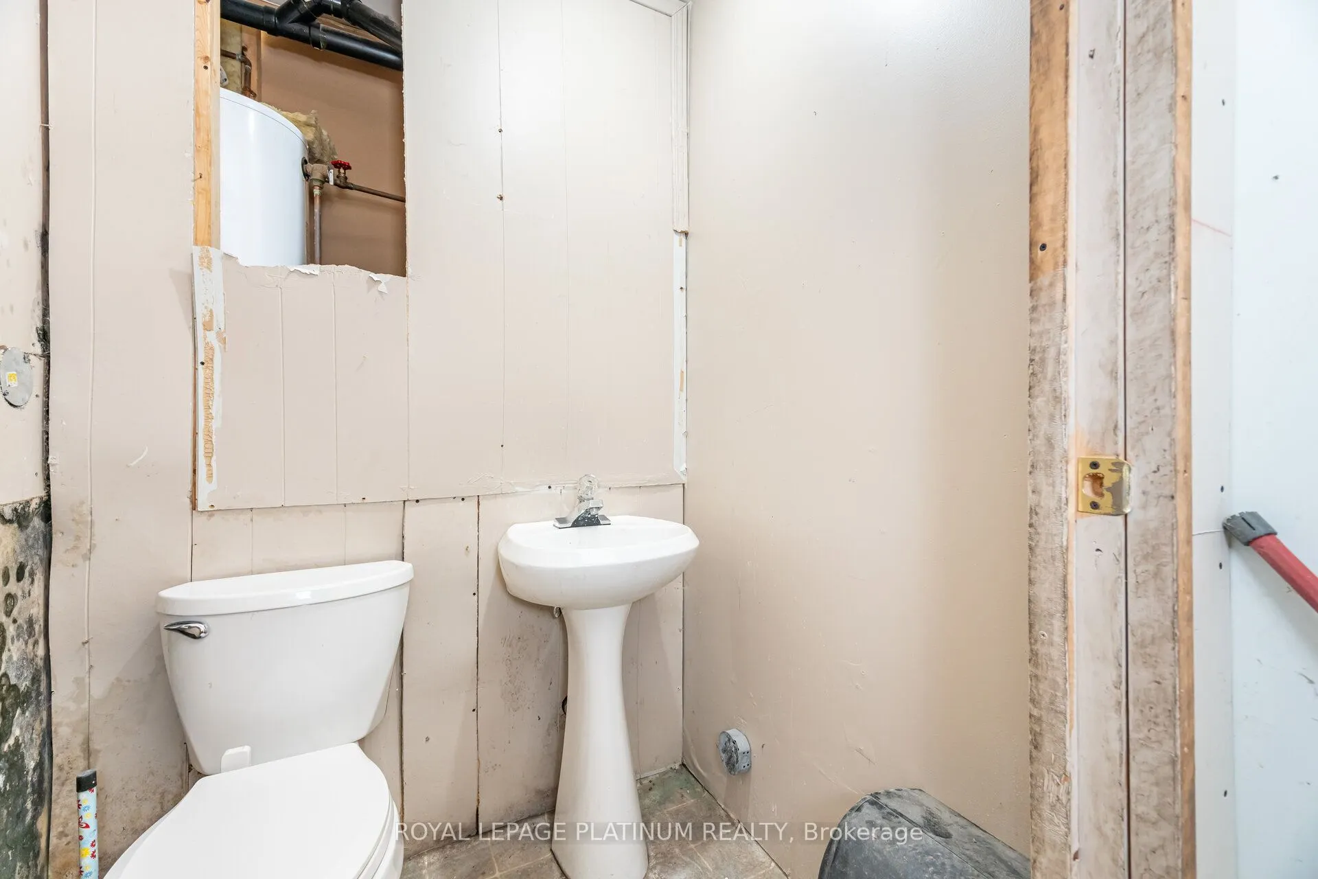 481 Dundas Street W, #4