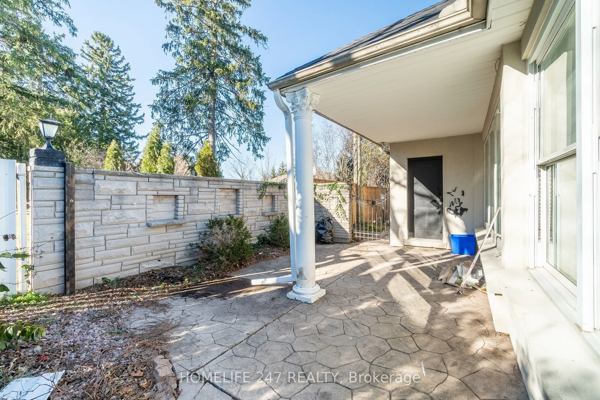 137 Commissioners Road E