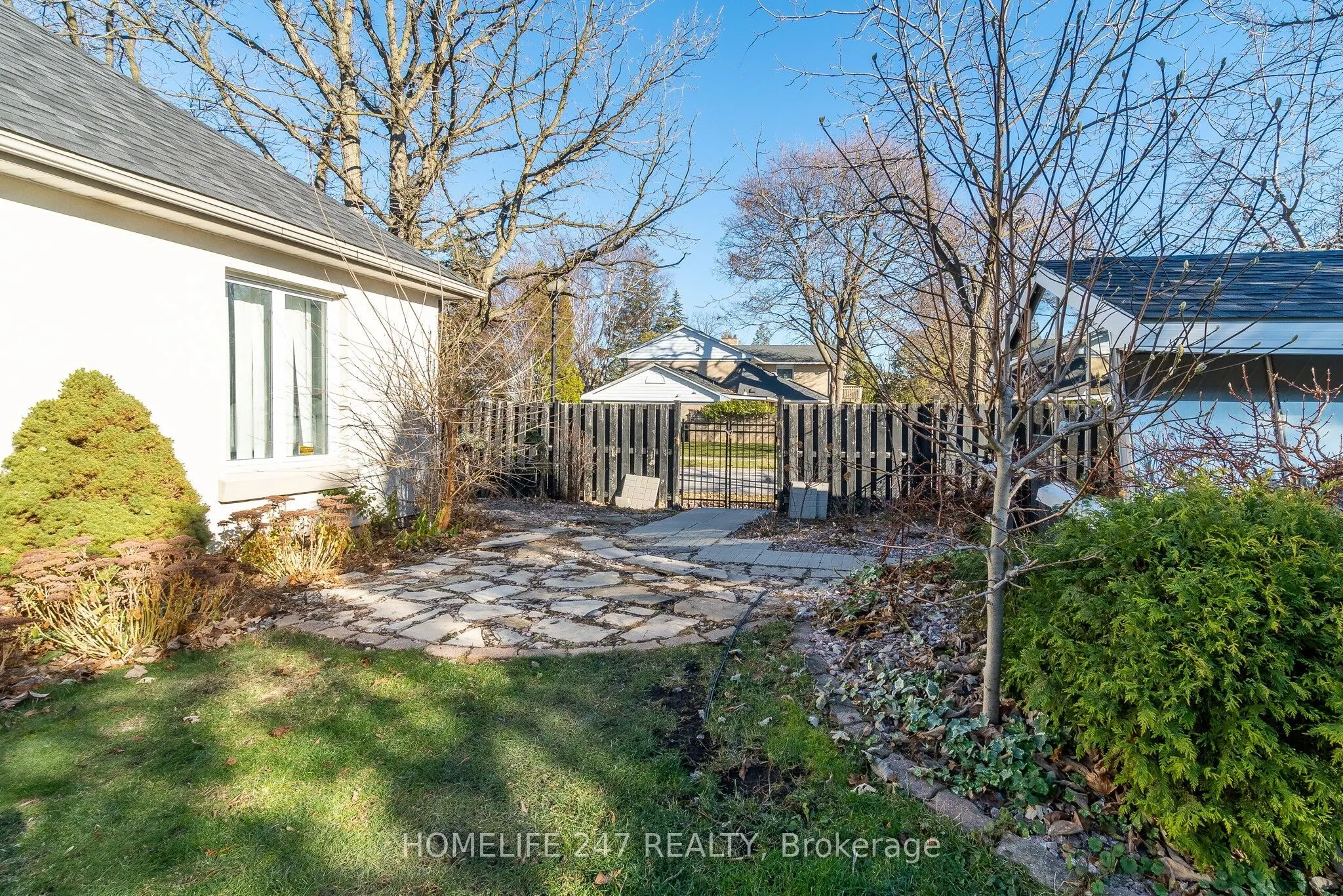 137 Commissioners Road E