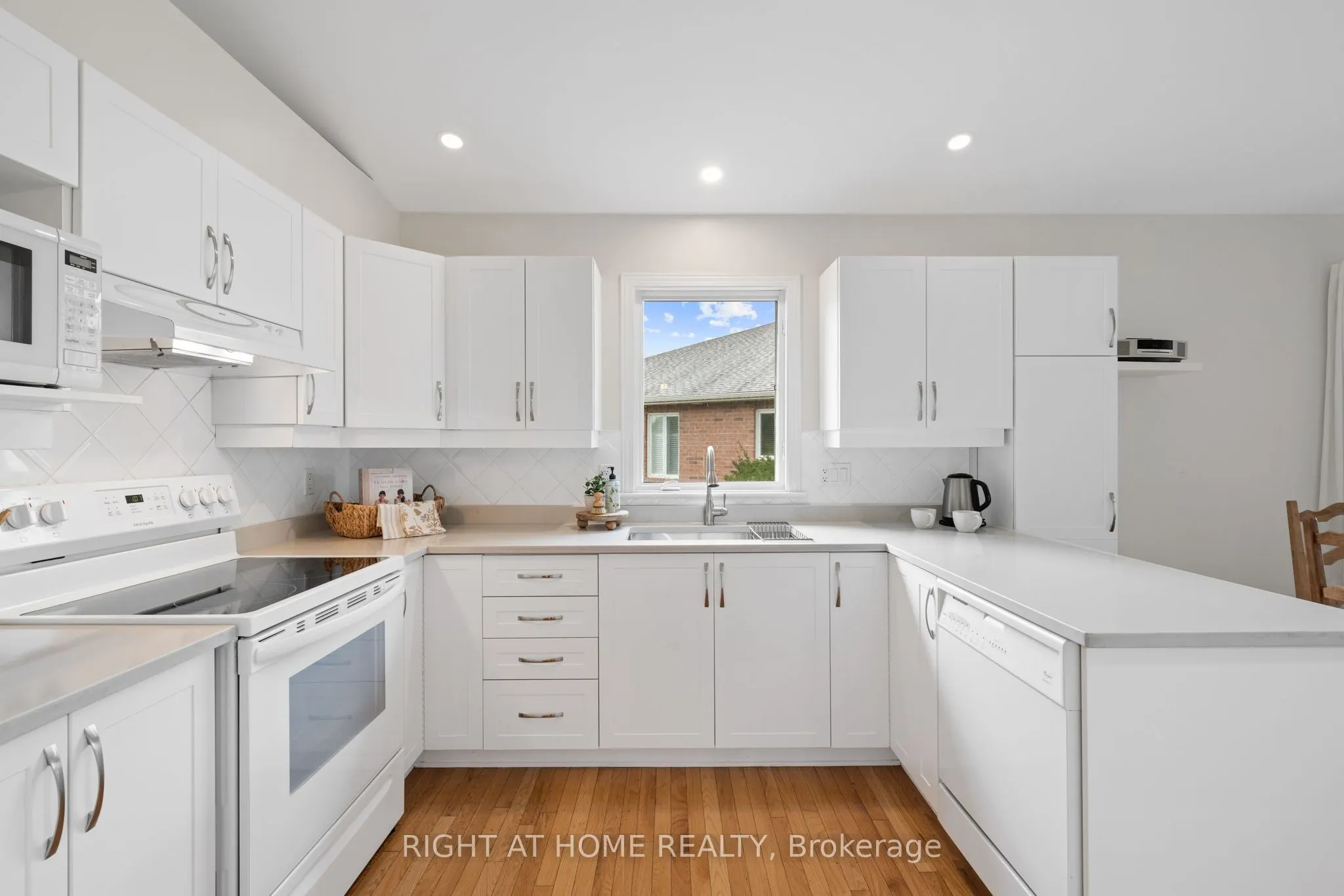 58 AMBERLAKES Drive