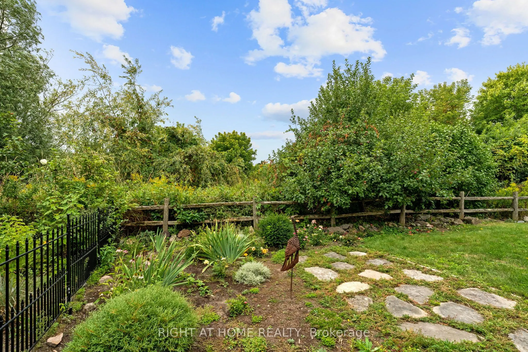 58 AMBERLAKES Drive