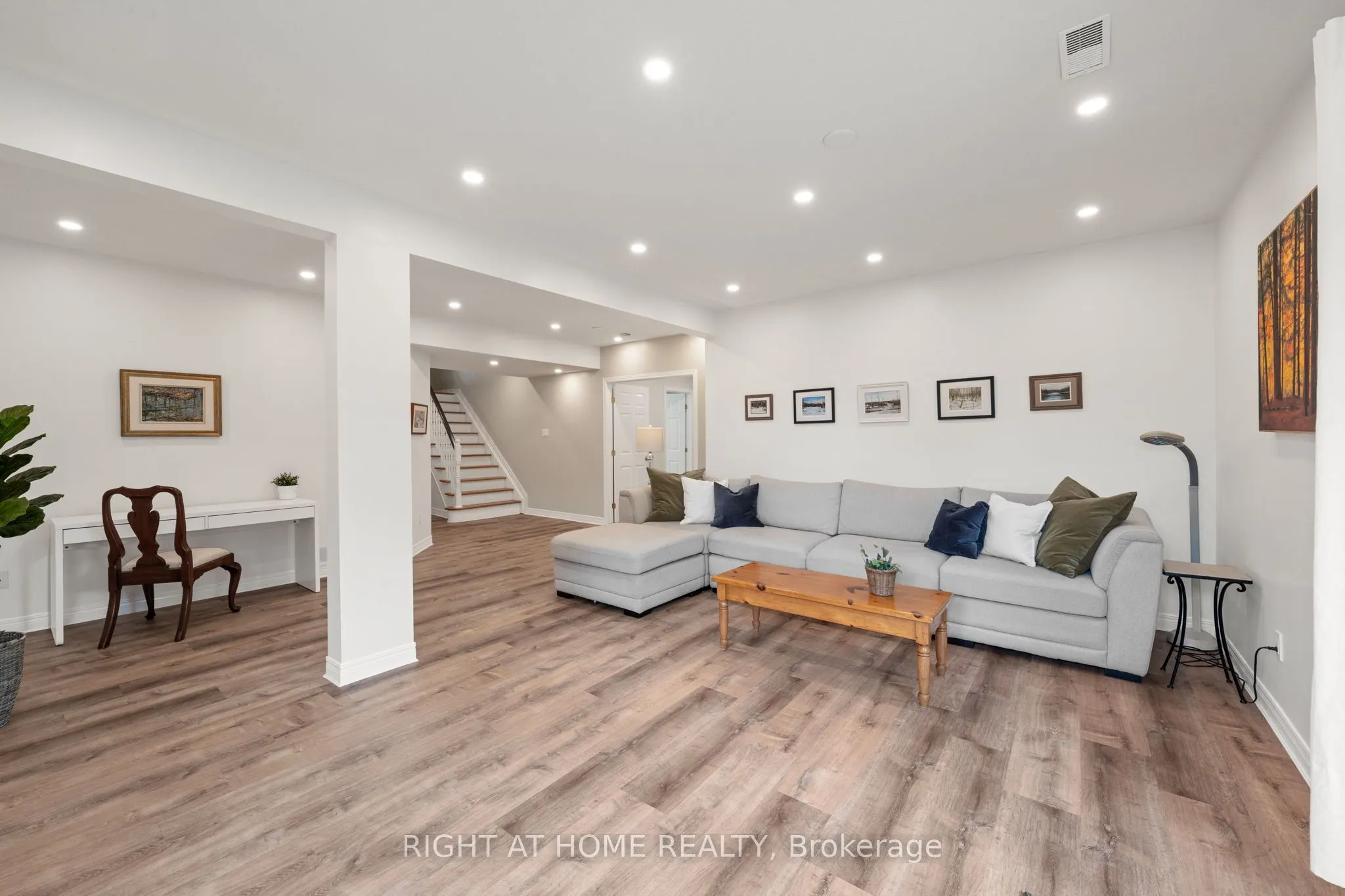 58 AMBERLAKES Drive