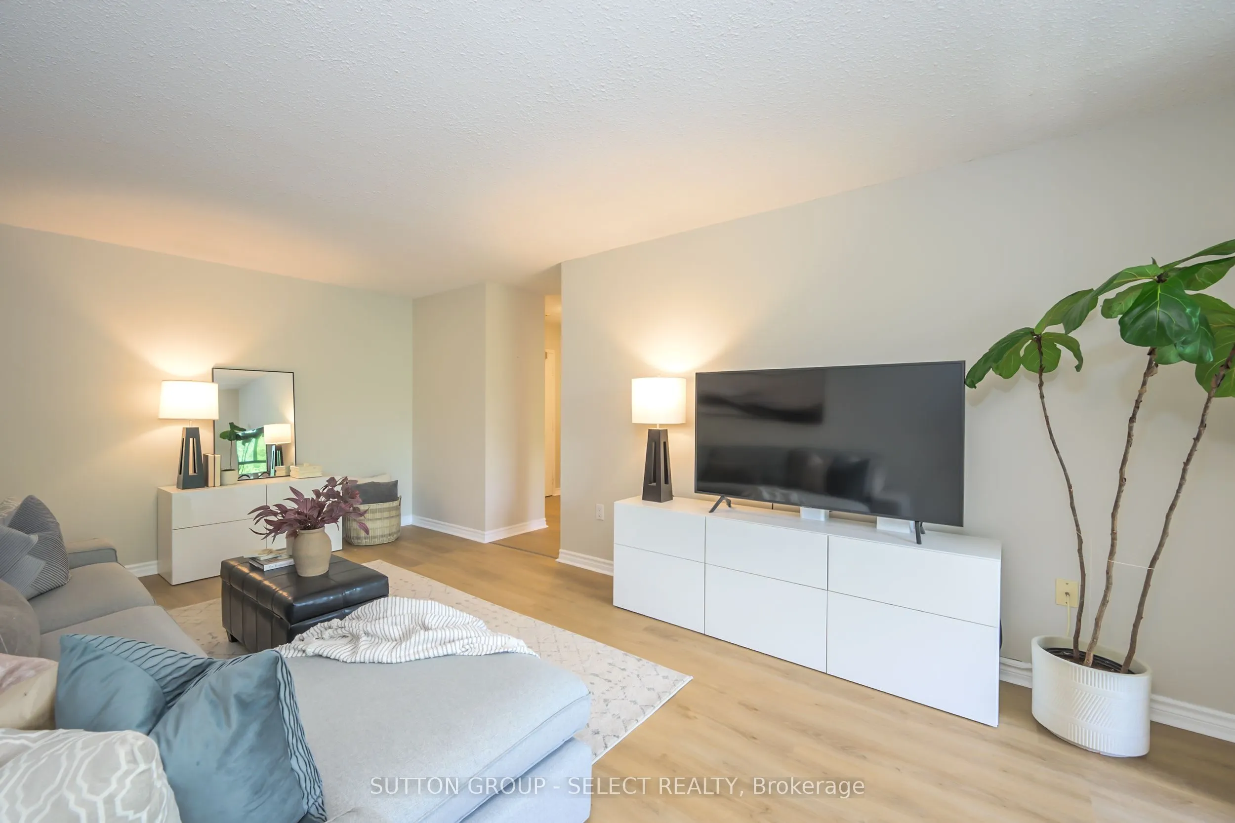 1600 Adelaide Street N, #305