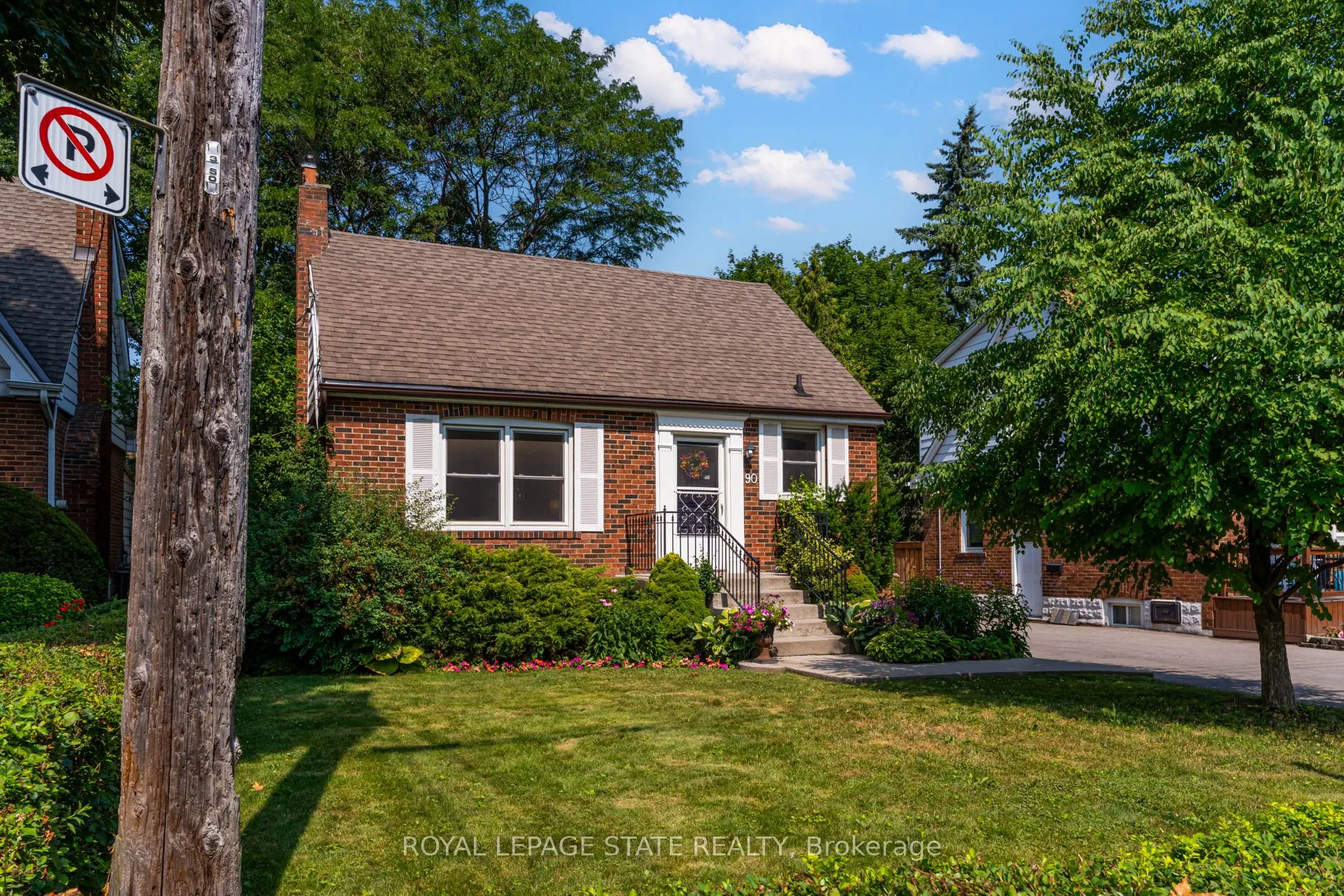 90 Arcade Crescent
