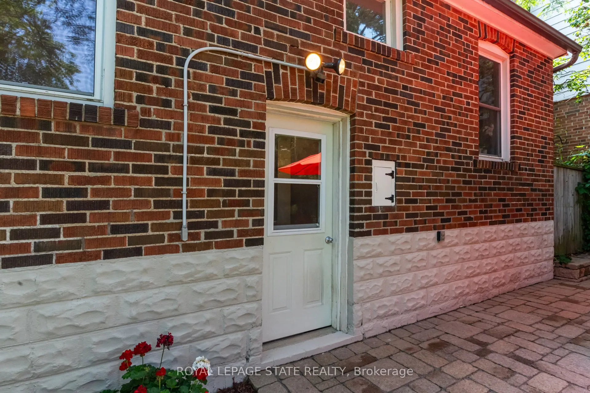 90 Arcade Crescent