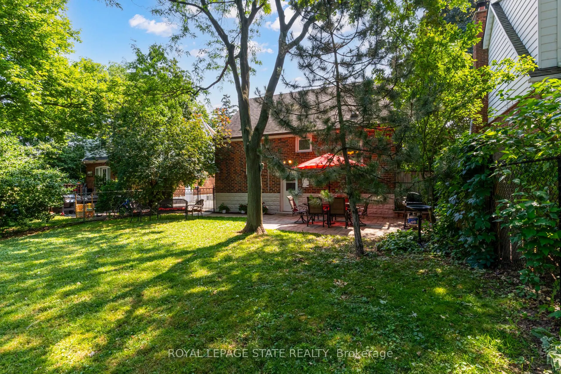 90 Arcade Crescent