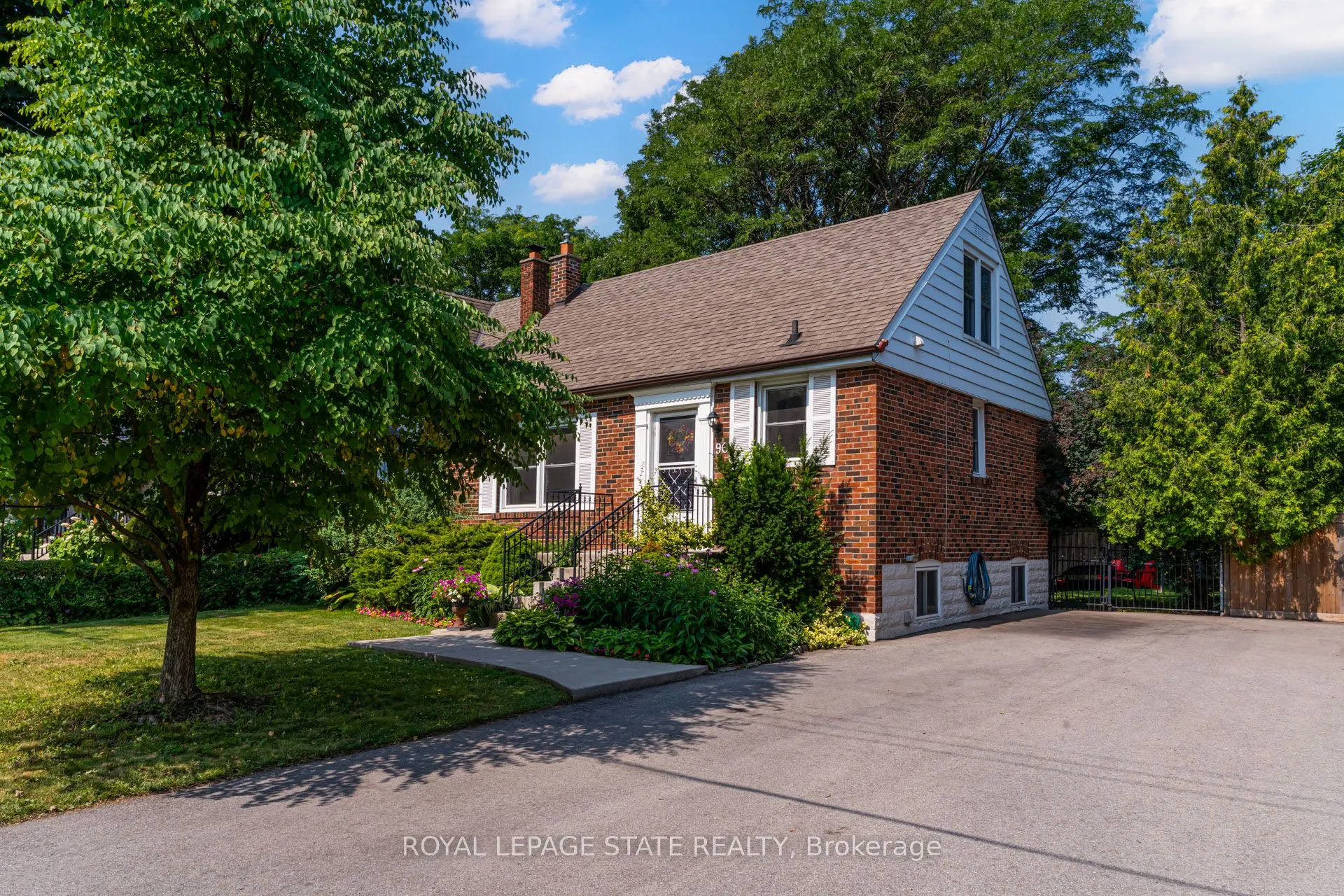 90 Arcade Crescent