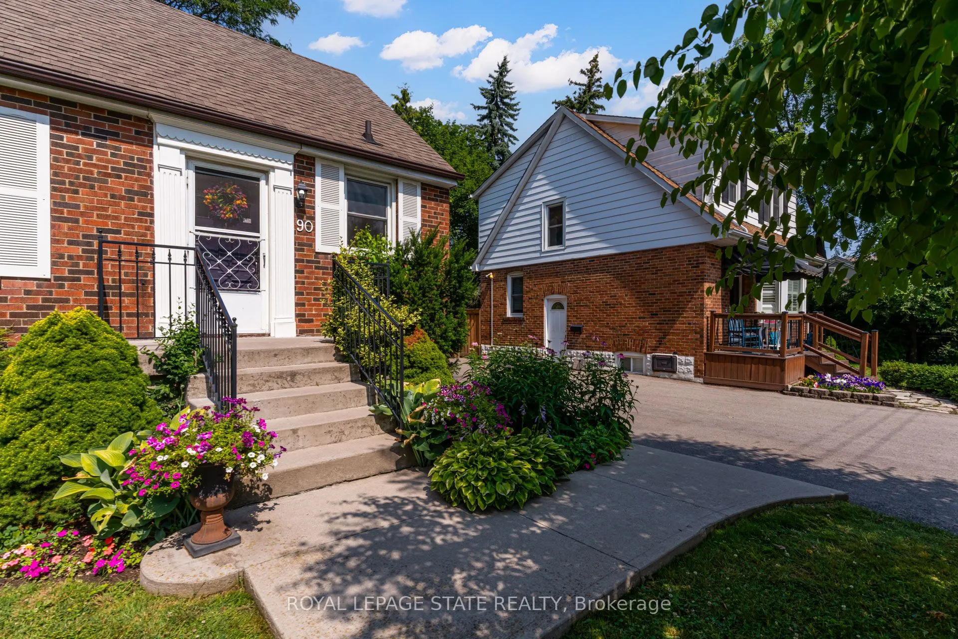 90 Arcade Crescent
