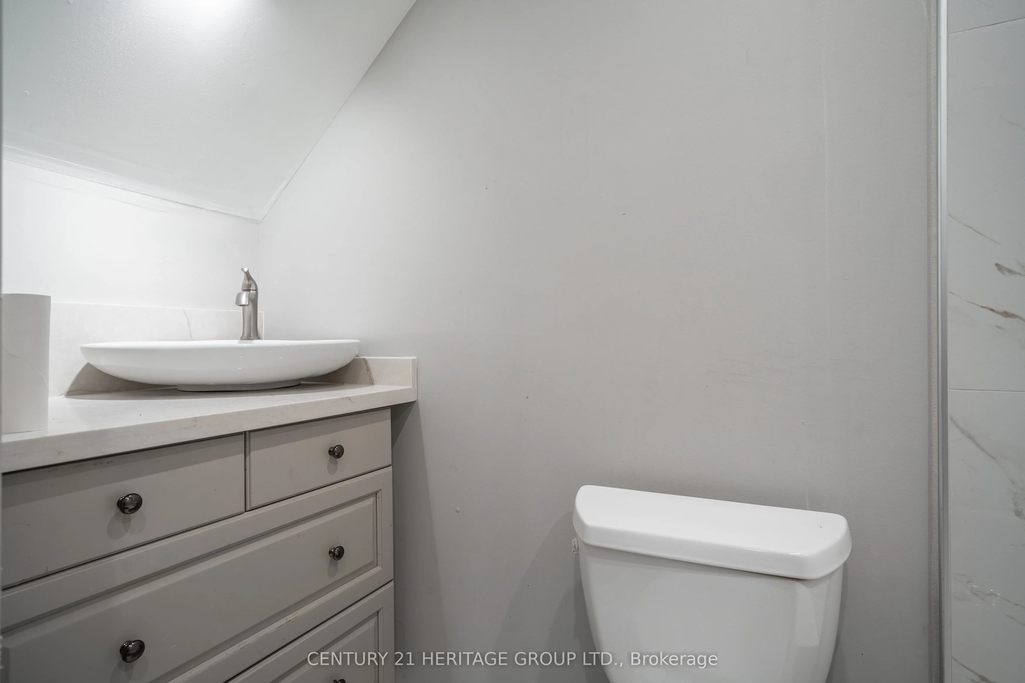 24 Welland Avenue, #Upper